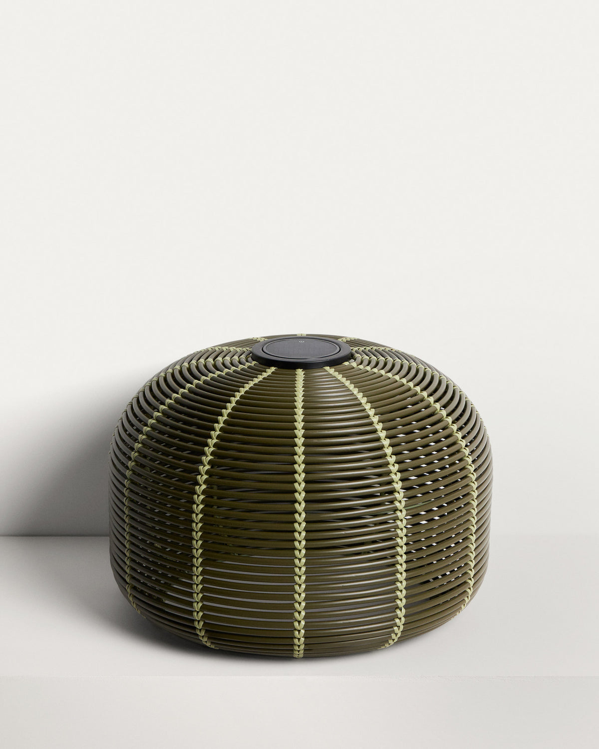 Outdoor-Solar-Tischlampe Garoina aus synthetischem Rattan in Grün mit LED-Technologie, Ø 50 cm in Grün präsentiert im Onlineshop von KAQTU Design AG. Outdoor Tischleuchte ist von Kave Home