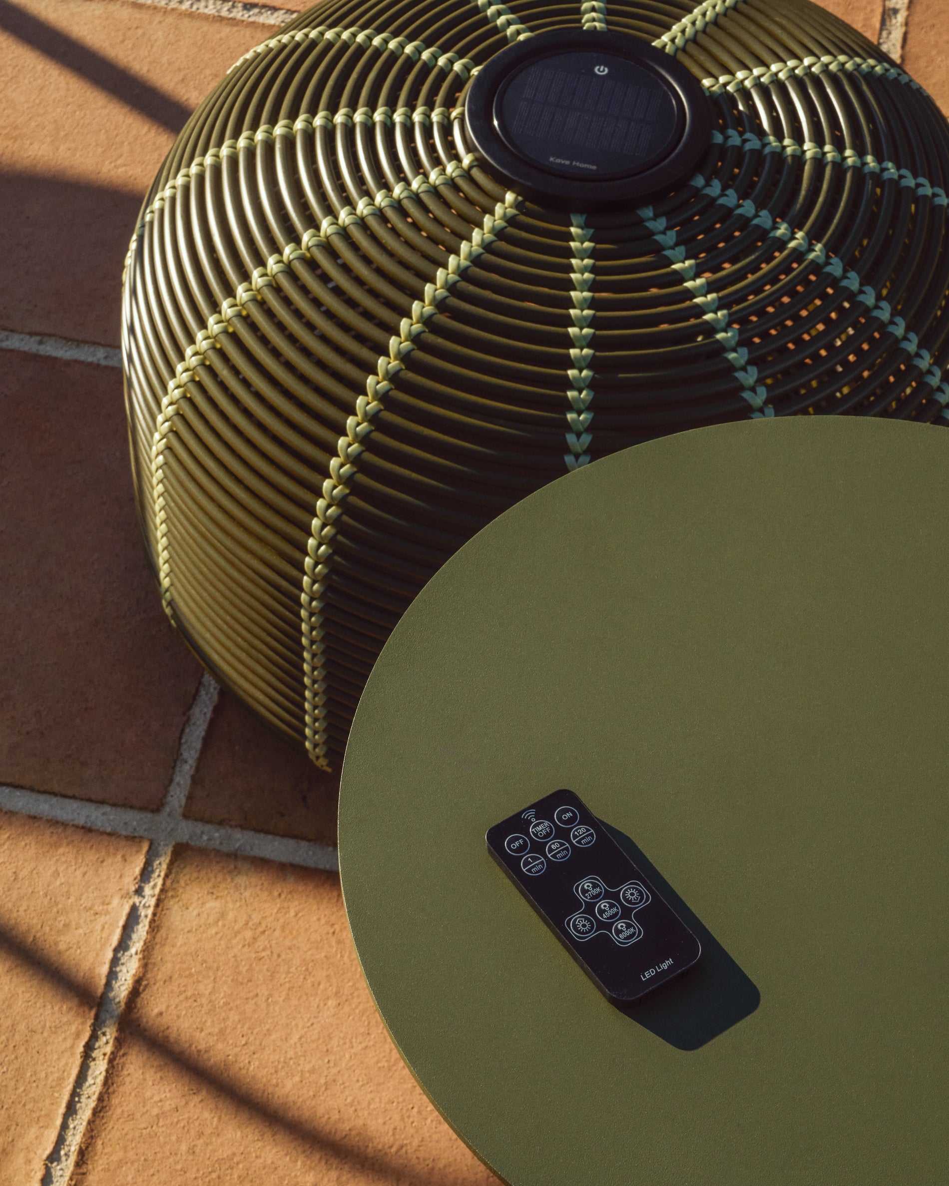 Outdoor-Solar-Tischlampe Garoina aus synthetischem Rattan in Grün mit LED-Technologie, Ø 50 cm in Grün präsentiert im Onlineshop von KAQTU Design AG. Outdoor Tischleuchte ist von Kave Home