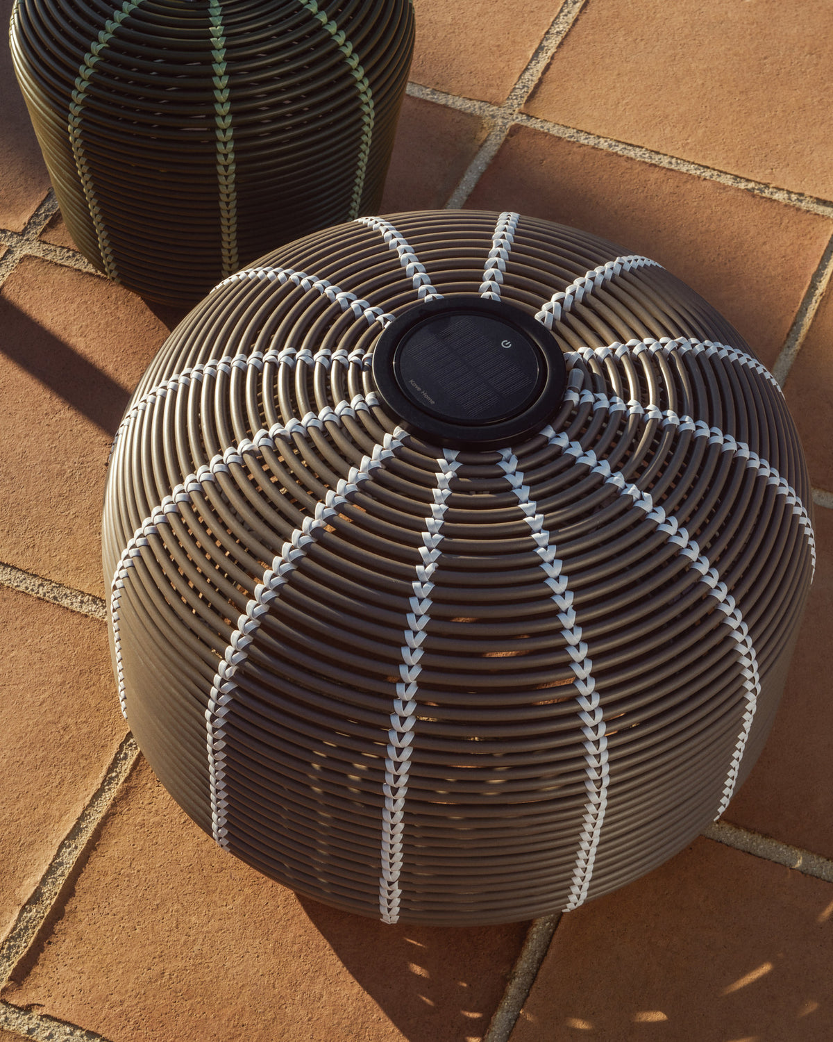 Outdoor-Solar-Tischlampe Garoina aus synthetischem Rattan in Taupe mit LED-Technologie, Ø 50 cm in Grau präsentiert im Onlineshop von KAQTU Design AG. Outdoor Tischleuchte ist von Kave Home