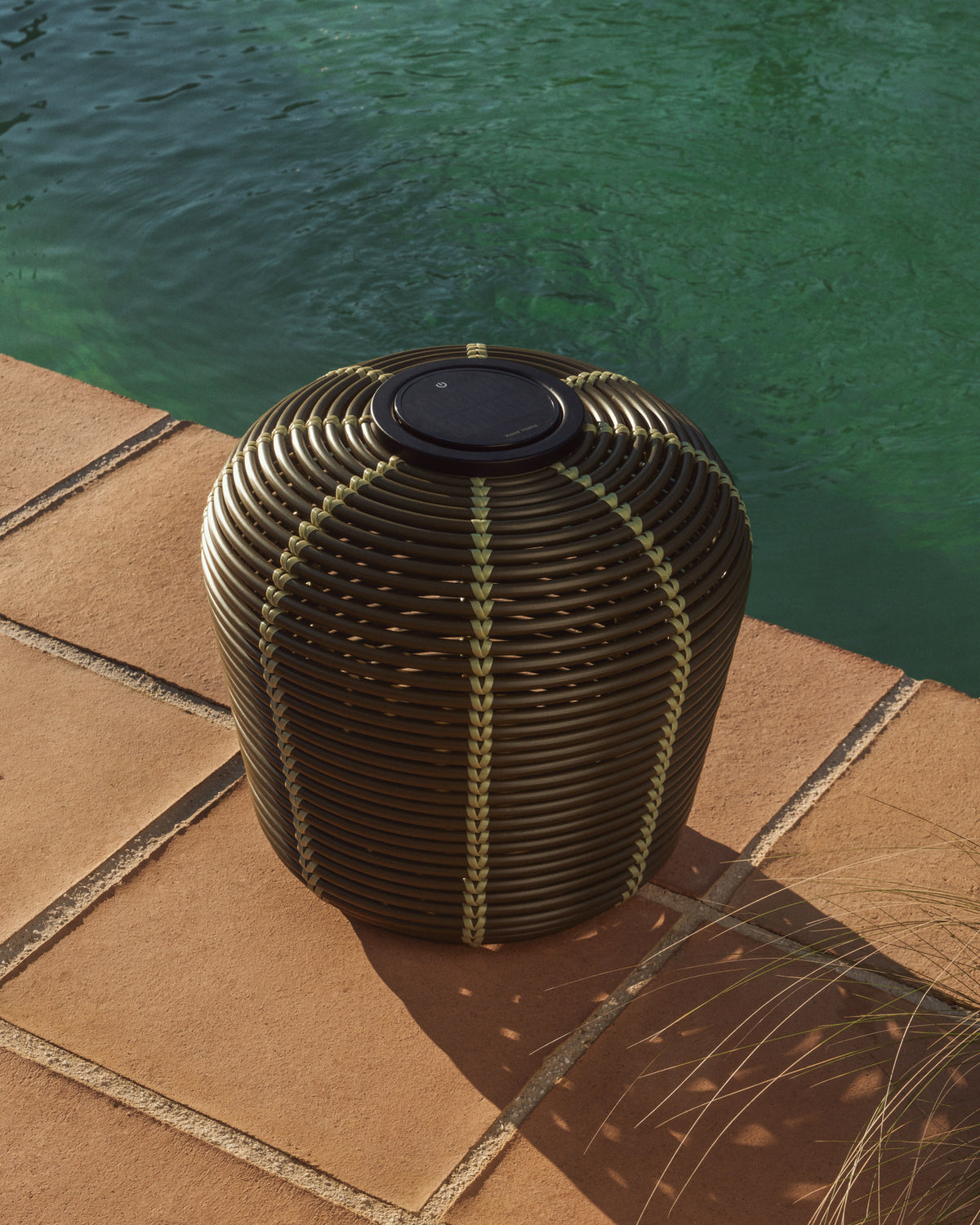 Outdoor-Solar-Tischlampe Garoina aus synthetischem Rattan in Grün mit LED-Technologie, Ø 35 cm in Grün präsentiert im Onlineshop von KAQTU Design AG. Outdoor Tischleuchte ist von Kave Home