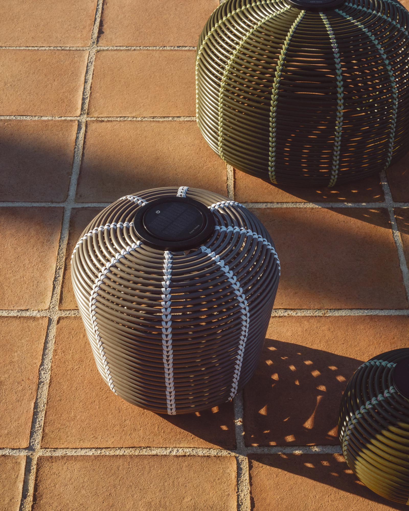 Outdoor-Solar-Tischlampe Garoina aus synthetischem Rattan in Taupe mit LED-Technologie, Ø 35 cm in Grau präsentiert im Onlineshop von KAQTU Design AG. Outdoor Tischleuchte ist von Kave Home