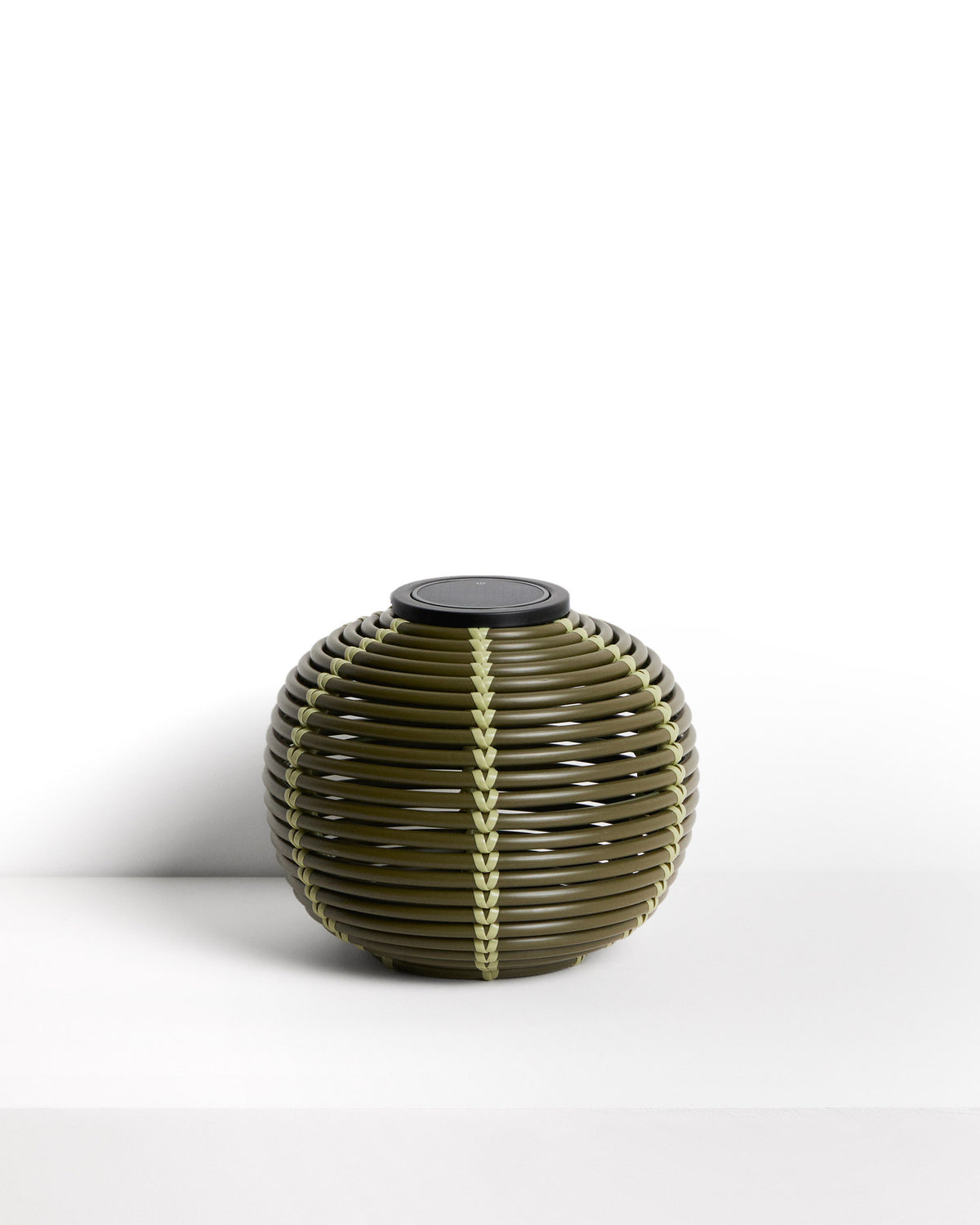 Outdoor-Solar-Tischlampe Garoina aus synthetischem Rattan in Grün mit LED-Technologie, Ø 25 cm in Grün präsentiert im Onlineshop von KAQTU Design AG. Outdoor Tischleuchte ist von Kave Home