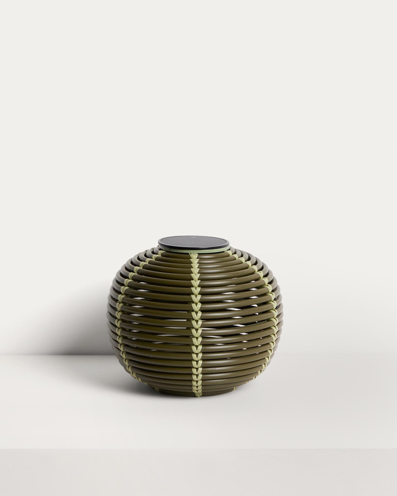 Outdoor-Solar-Tischlampe Garoina aus synthetischem Rattan in Grün mit LED-Technologie, Ø 25 cm in Grün präsentiert im Onlineshop von KAQTU Design AG. Outdoor Tischleuchte ist von Kave Home