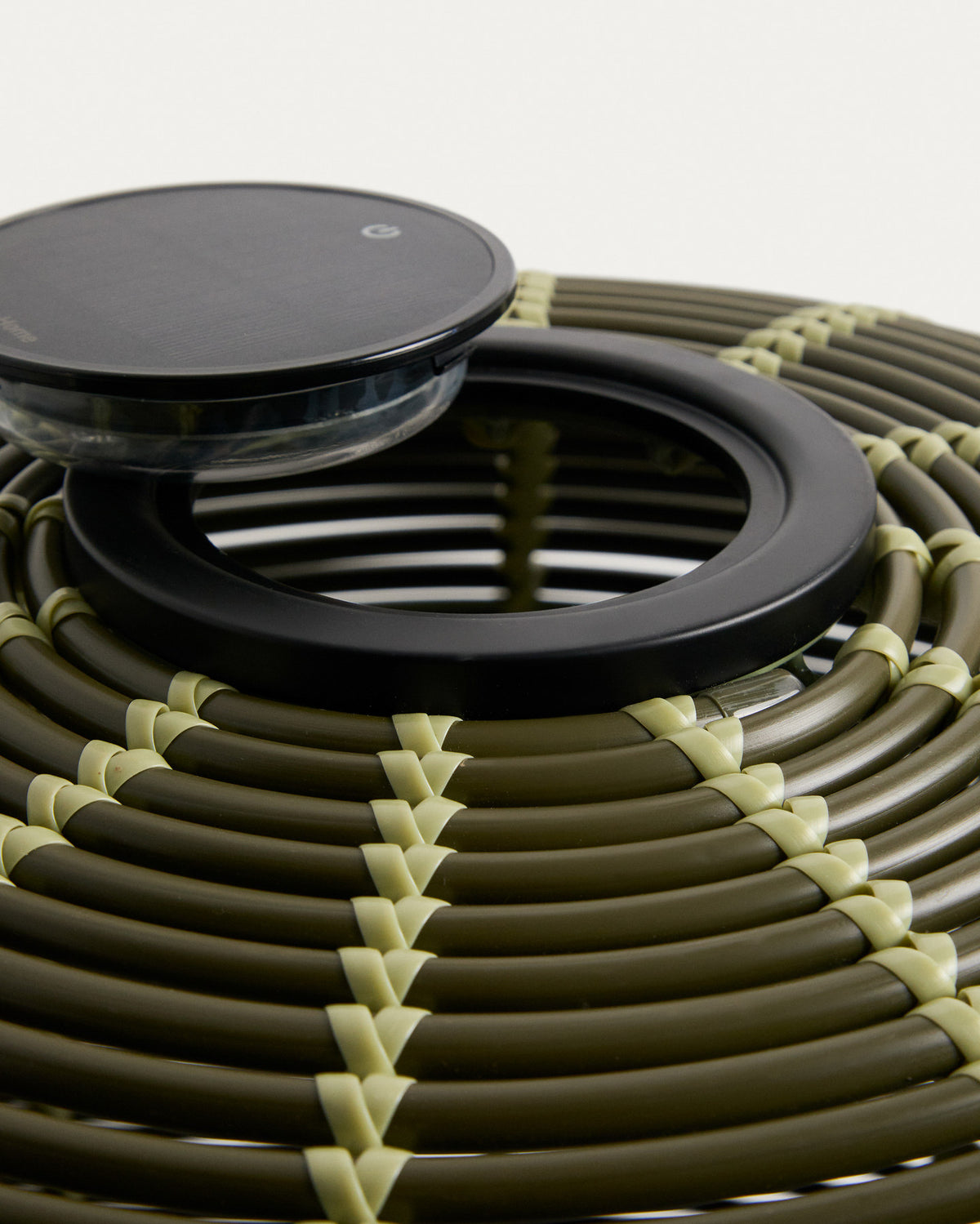 Outdoor-Solar-Tischlampe Garoina aus synthetischem Rattan in Grün mit LED-Technologie, Ø 25 cm in Grün präsentiert im Onlineshop von KAQTU Design AG. Outdoor Tischleuchte ist von Kave Home