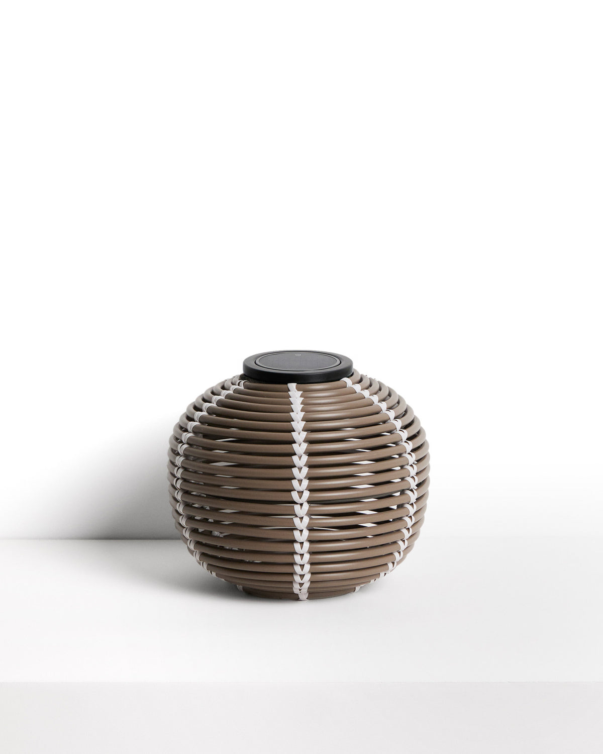 Outdoor-Solar-Tischlampe Garoina aus synthetischem Rattan in Taupe mit LED-Technologie, Ø 25 cm in Grau präsentiert im Onlineshop von KAQTU Design AG. Outdoor Tischleuchte ist von Kave Home