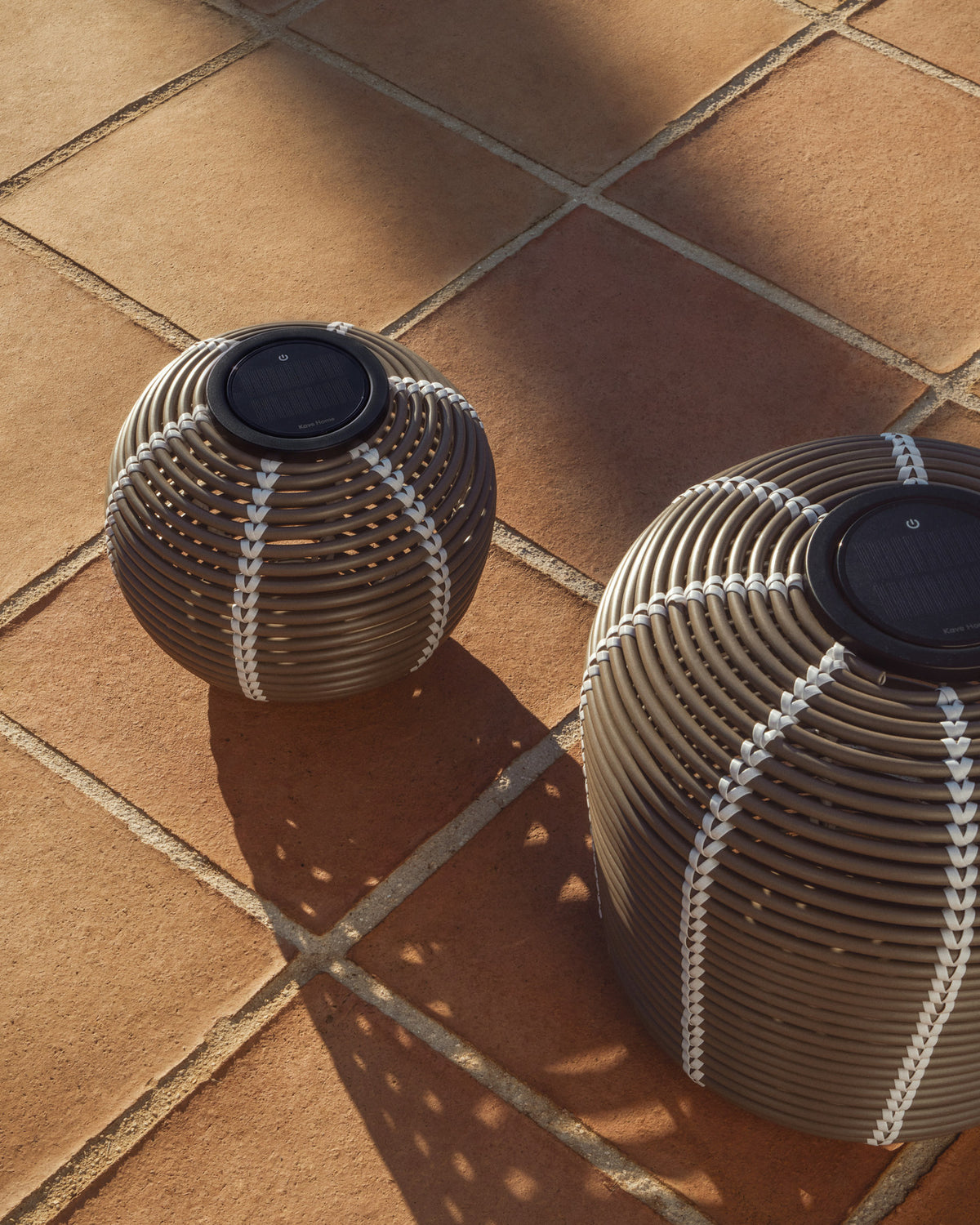 Outdoor-Solar-Tischlampe Garoina aus synthetischem Rattan in Taupe mit LED-Technologie, Ø 25 cm in Grau präsentiert im Onlineshop von KAQTU Design AG. Outdoor Tischleuchte ist von Kave Home