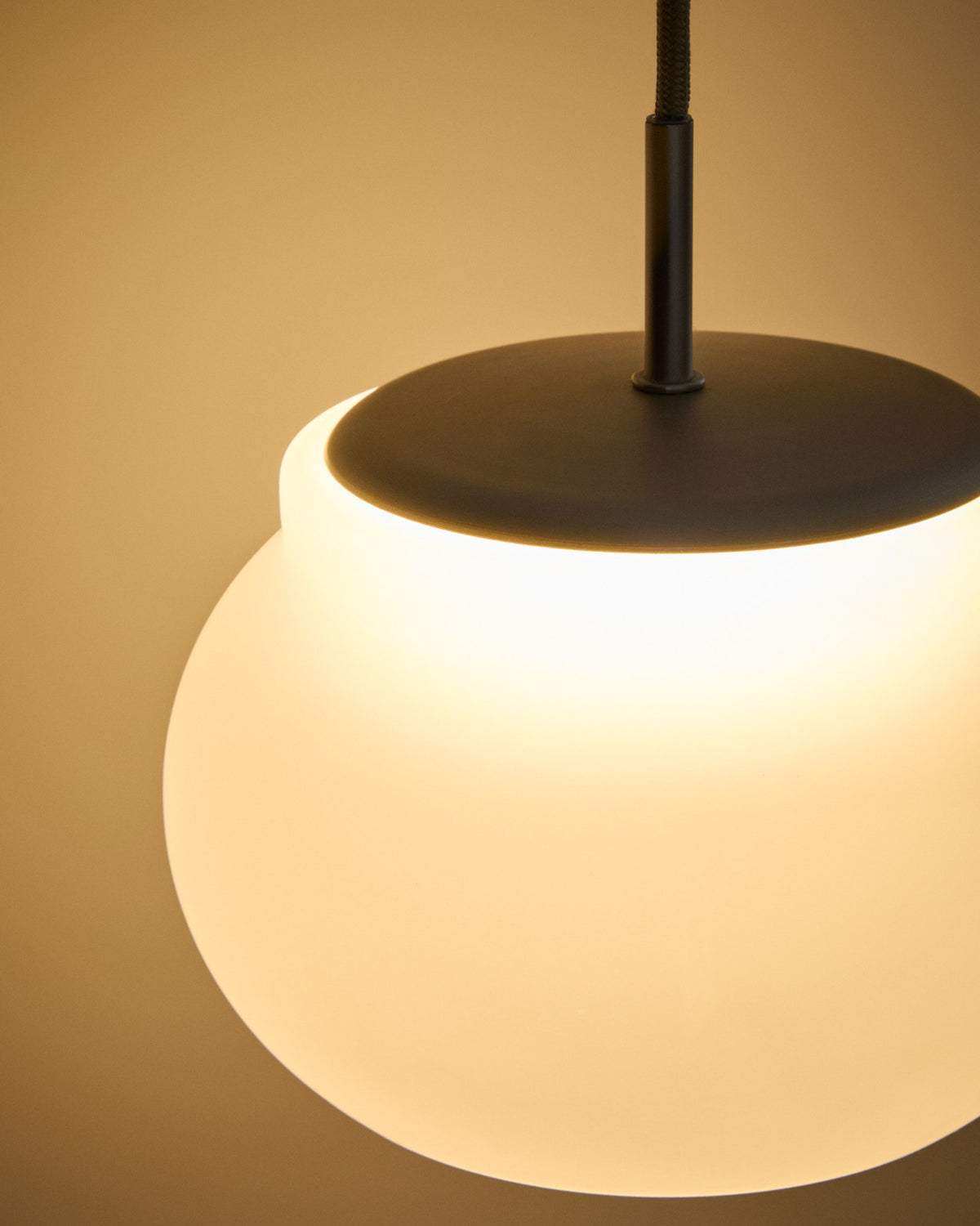 Runde LED-Deckenleuchte Leruna mit Schirm aus satiniertem Glas in Weiss und Sockel aus verzinktem Stahl, Durchmesser 20 cm.