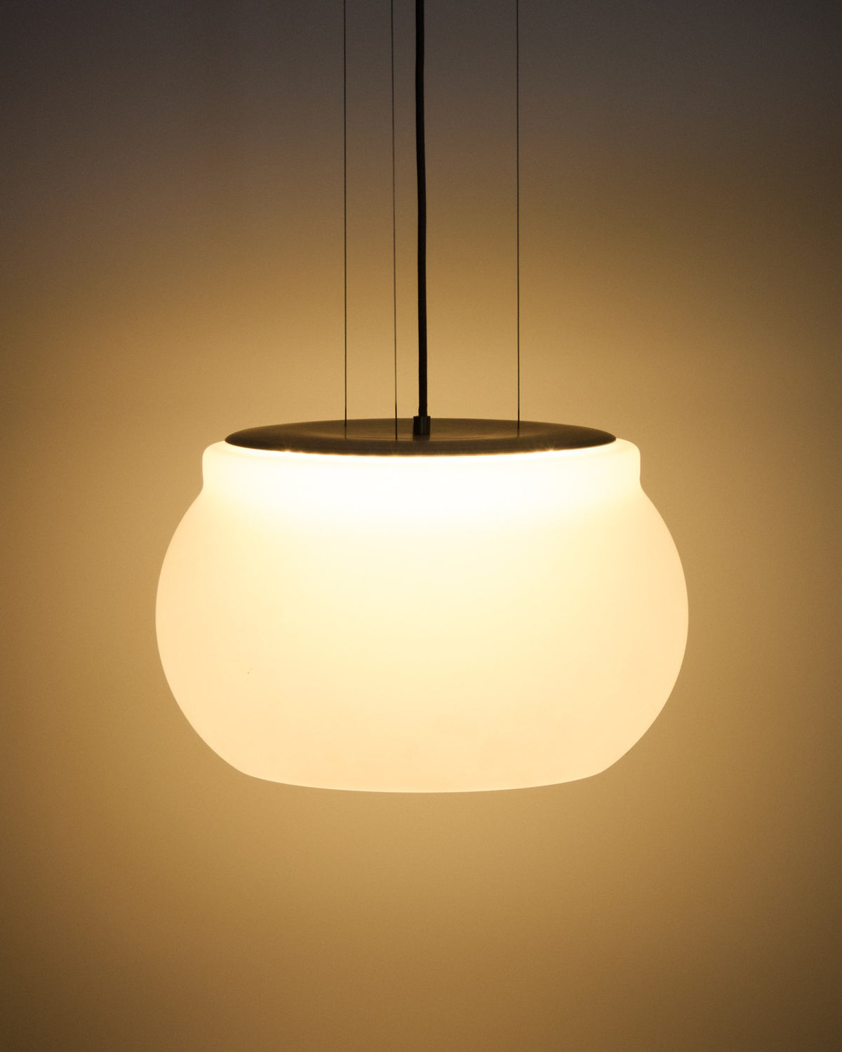 Runde LED-Deckenleuchte Leruna mit satiniertem Glasschirm und verzinktem Stahlsockel, Durchmesser 40 cm, in Weiss.