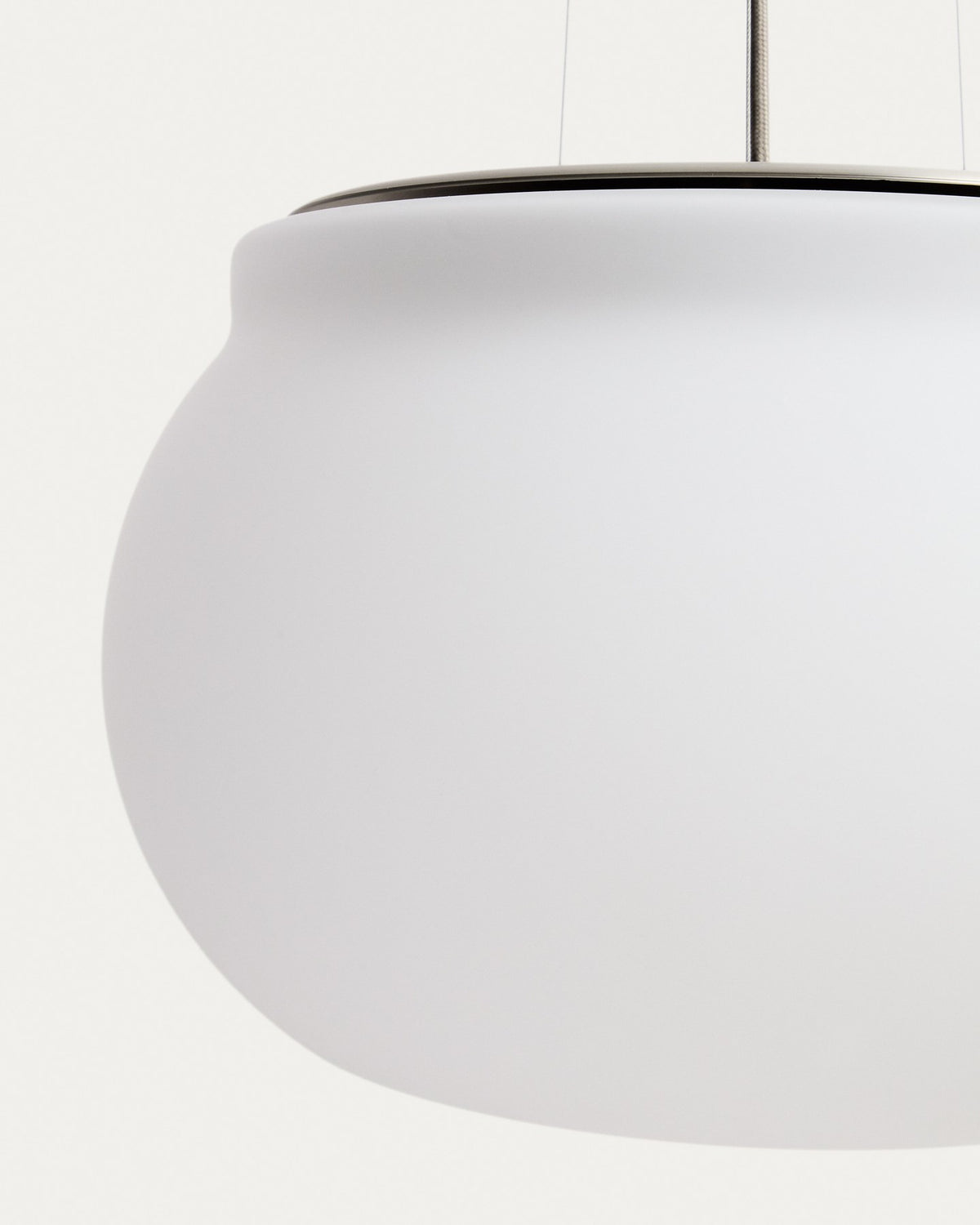 Runde LED-Deckenleuchte Leruna mit satiniertem Glasschirm und verzinktem Stahlsockel, Durchmesser 40 cm, in Weiss.