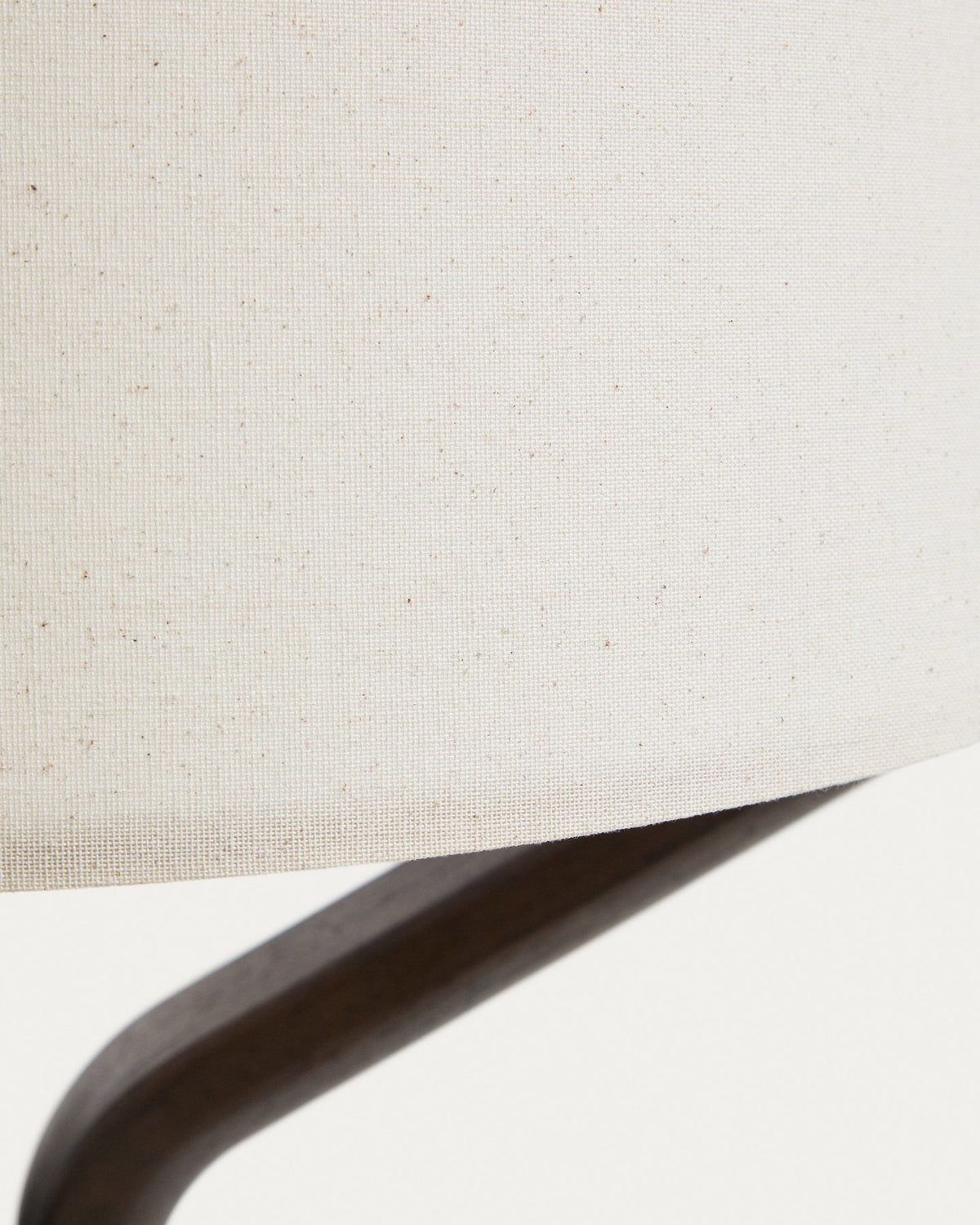 Stehlampe Ubira aus Eschenholz mit dunklem Finish, stativförmiger Basis und Lampenschirm aus Leinen in Braun.