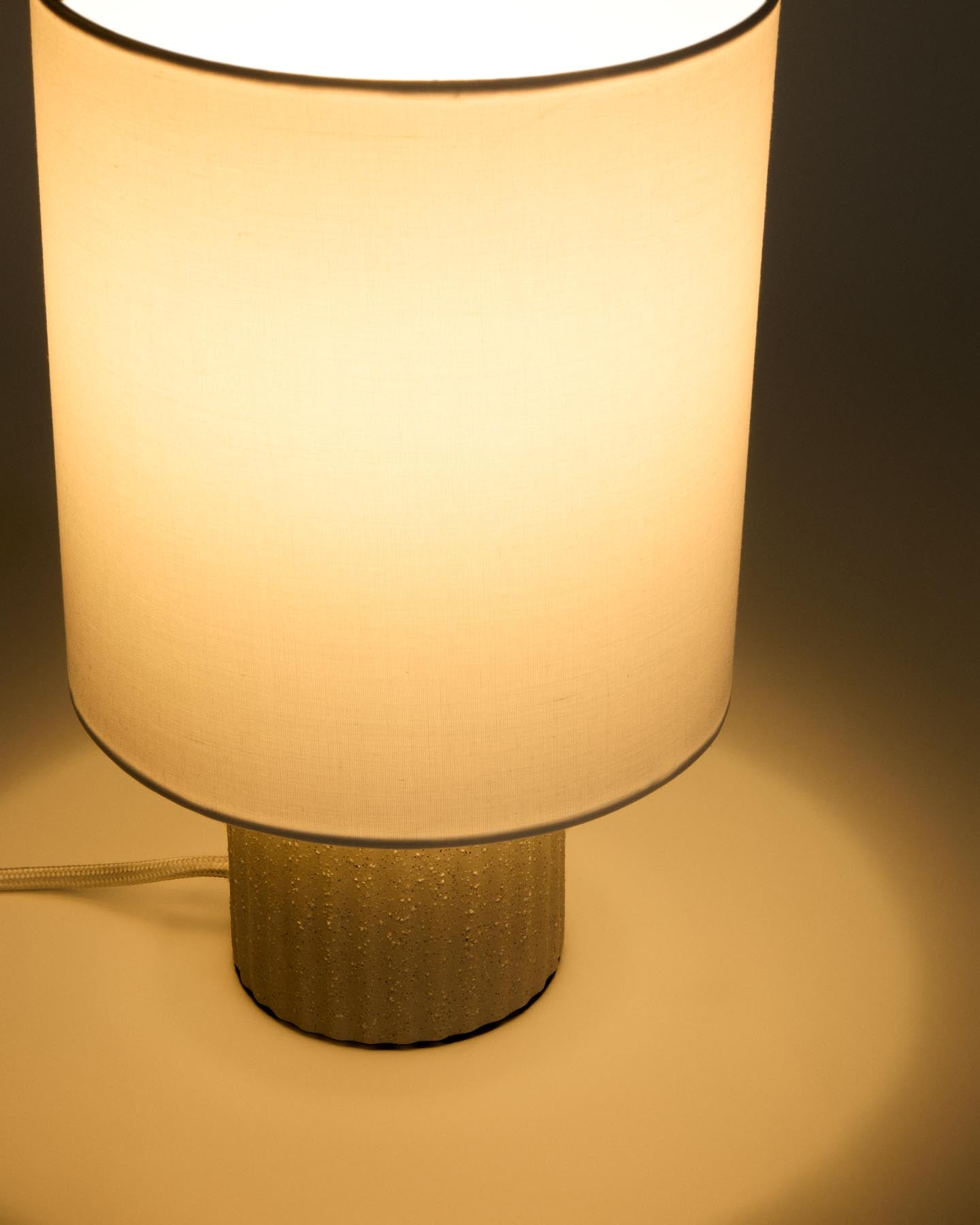 Tischlampe Eshe aus Keramik mit Finish in Beige in Beige präsentiert im Onlineshop von KAQTU Design AG. Tischleuchte ist von Kave Home