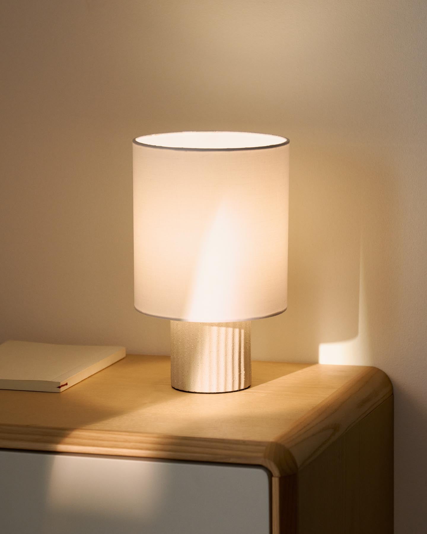 Tischlampe Eshe aus Keramik mit Finish in Beige in Beige präsentiert im Onlineshop von KAQTU Design AG. Tischleuchte ist von Kave Home