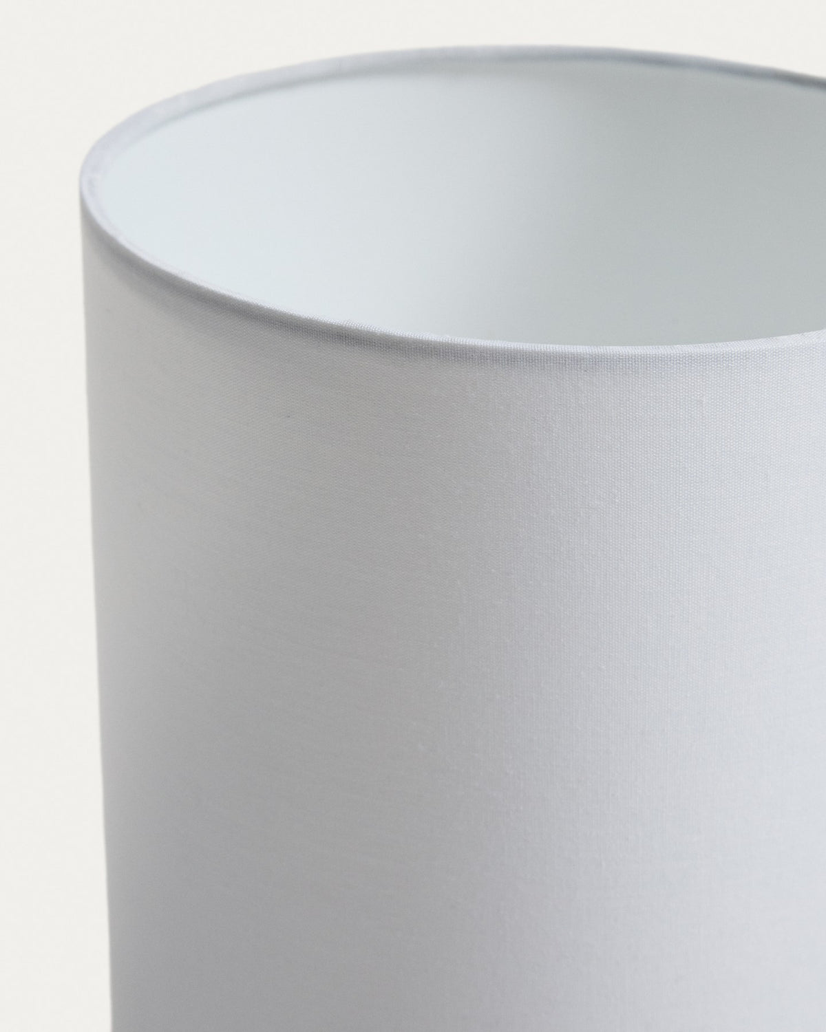 Tischlampe Eshe aus Keramik mit grün-weissem Finish und weissem Stoffschirm, runder Sockel, kompakte Form für Beistelltische oder Sideboards.