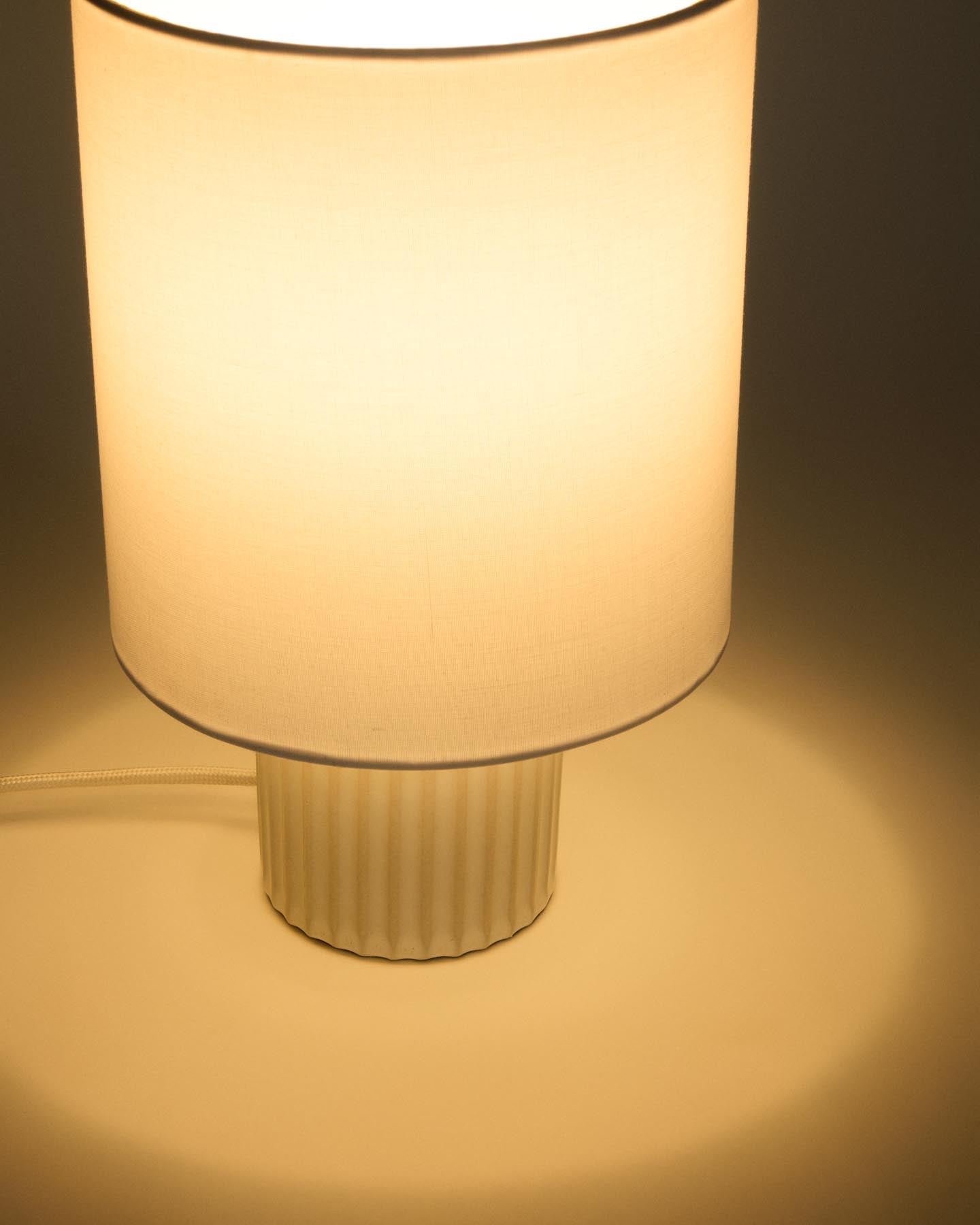 Tischlampe Eshe aus Keramik mit Finish in Weiss in Weiss präsentiert im Onlineshop von KAQTU Design AG. Tischleuchte ist von Kave Home