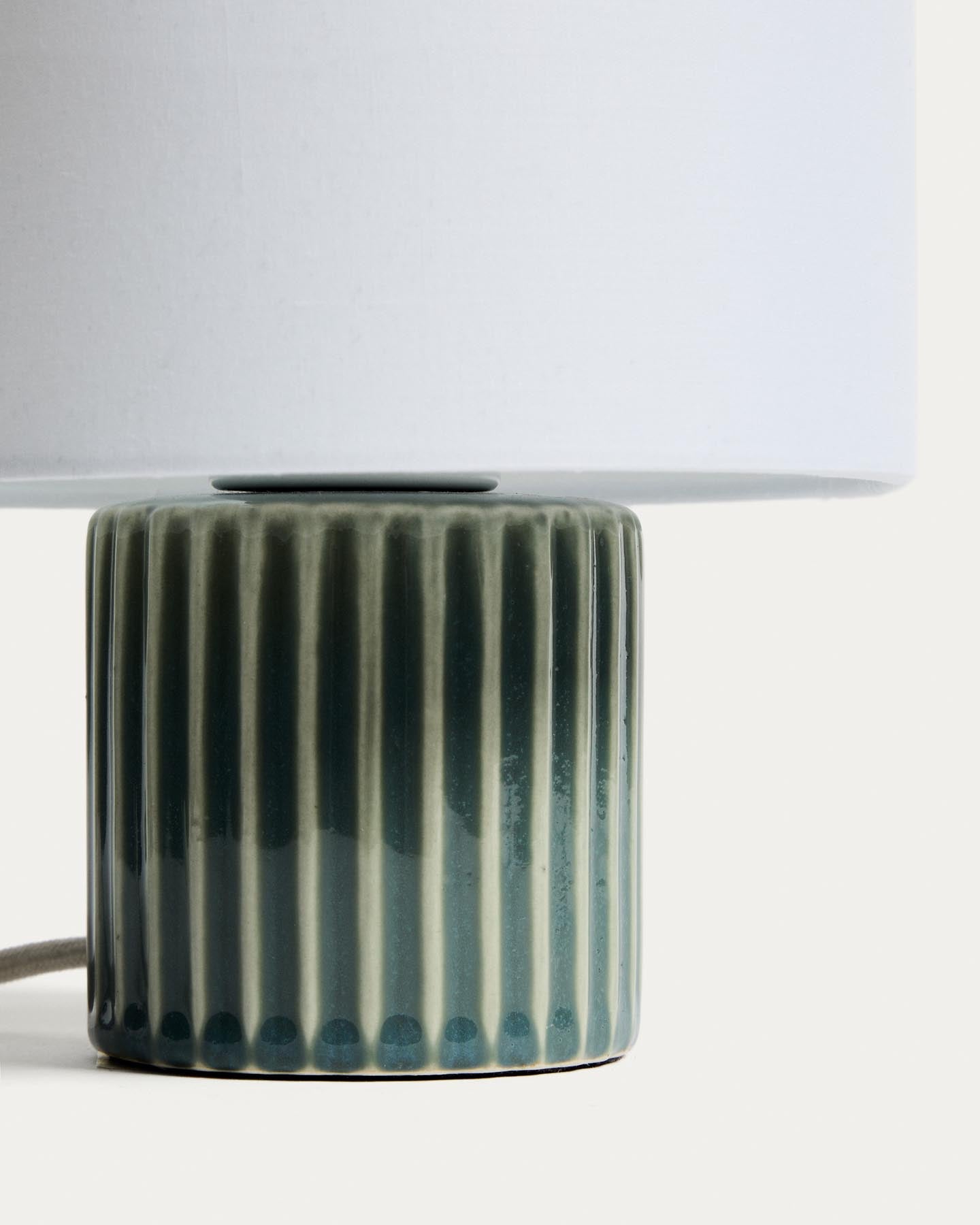 Tischlampe Eshe aus Keramik mit Finish in Grün und Weiss in Grün präsentiert im Onlineshop von KAQTU Design AG. Tischleuchte ist von Kave Home