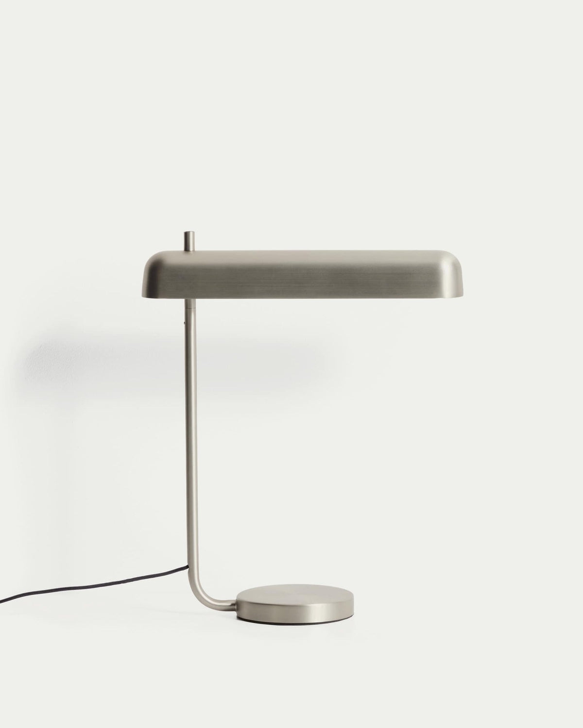Graue Tischlampe Nelaia aus Stahl mit Kippschalter, Sockel aus Metall, schlanke zylindrische Form, LED-Leuchtmittel sichtbar.