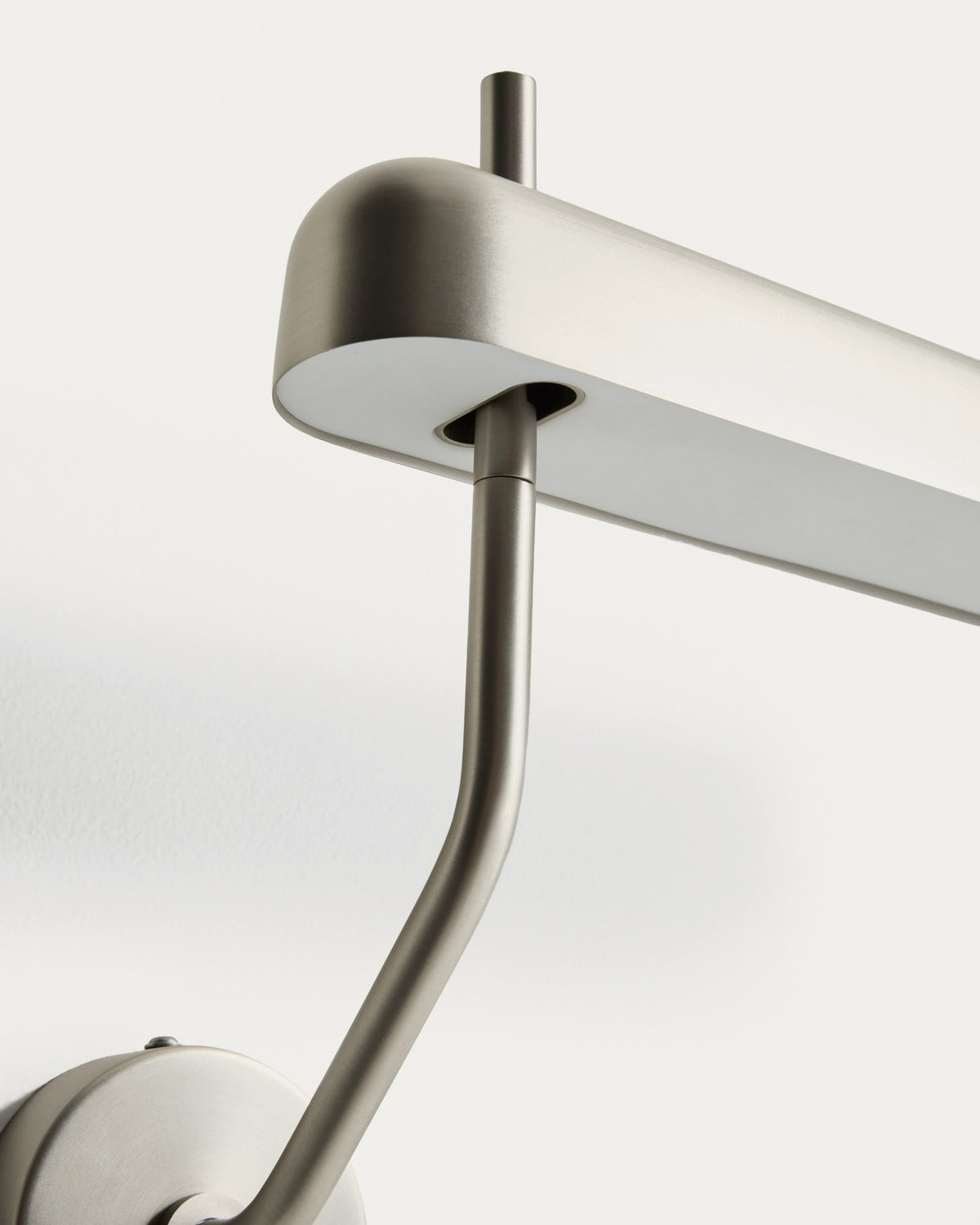 Wandleuchte Nelaia in Grau von Kave Home, Gehäuse aus Stahl und Polypropylen, schlichte Form mit seitlichem Kippschalter.