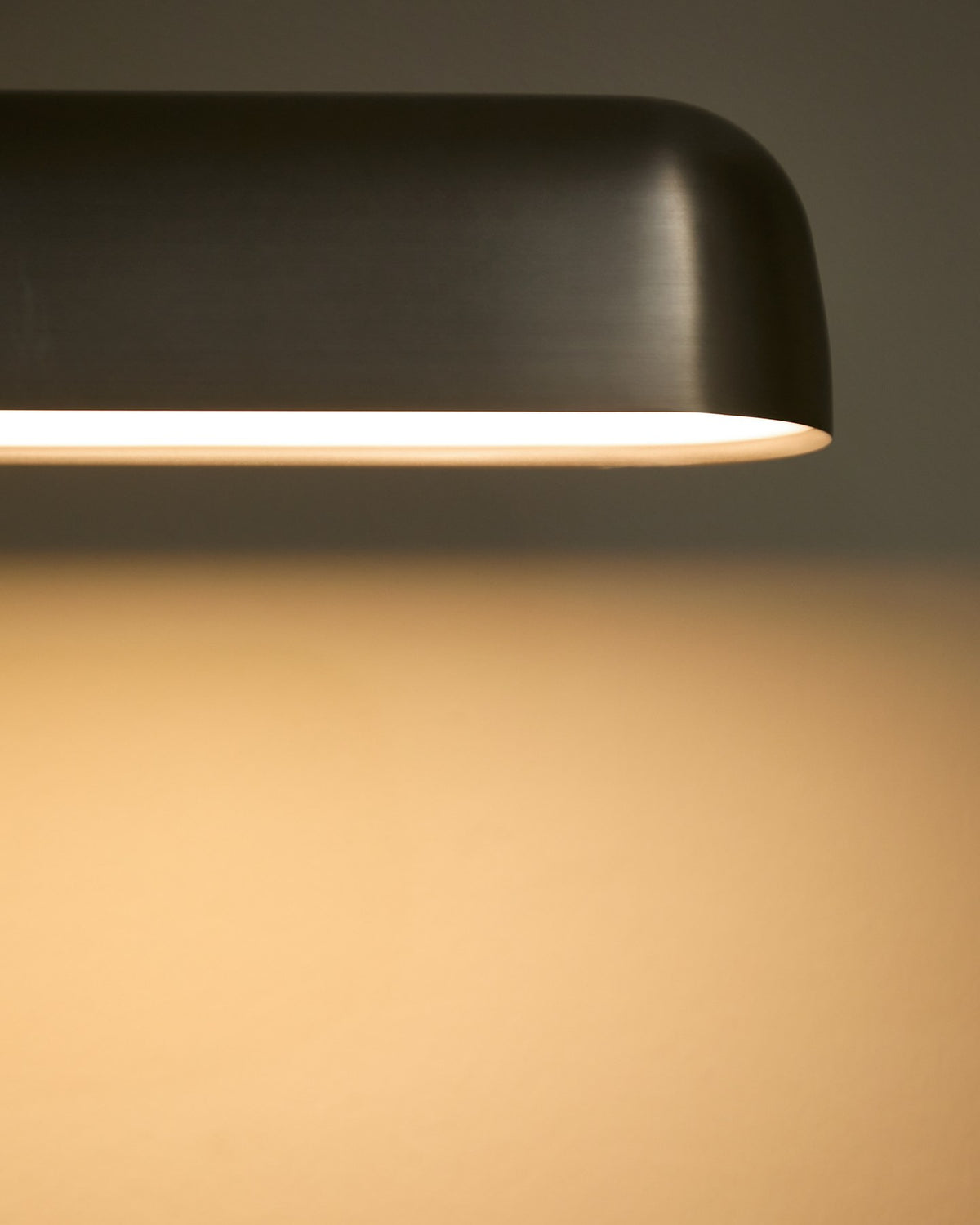 Wandleuchte Nelaia in Grau von Kave Home, Gehäuse aus Stahl und Polypropylen, schlichte Form mit seitlichem Kippschalter.