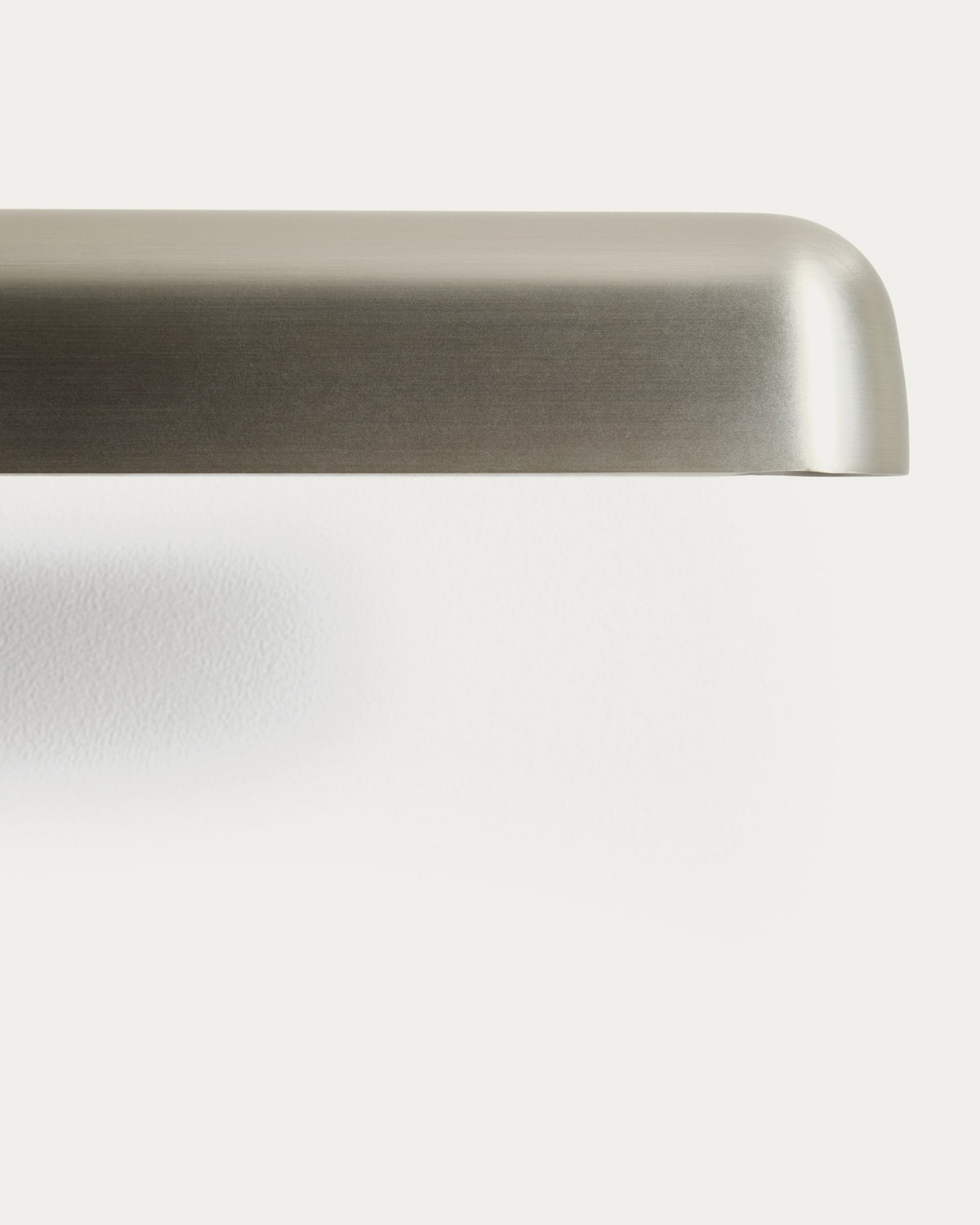 Wandleuchte Nelaia in Grau von Kave Home, Gehäuse aus Stahl und Polypropylen, schlichte Form mit seitlichem Kippschalter.