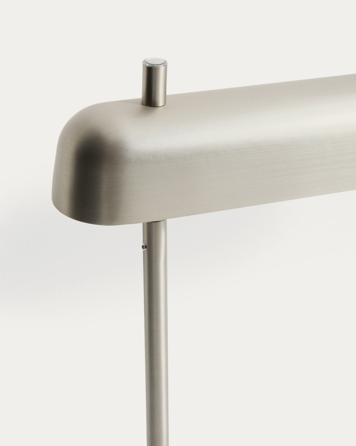 Graue Stehlampe Nelaia aus Stahl und Polypropylen mit schlankem Standfuss, minimalistischem Design und LED-Lichtquelle, Modell von Kave Home.