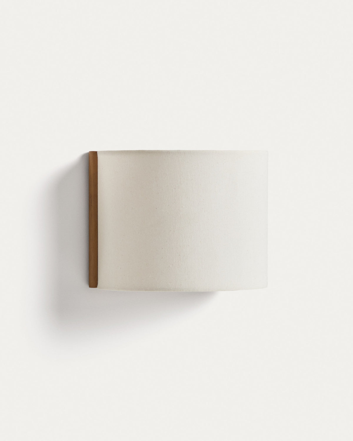 Wandleuchte Umbran aus hellbraunem Kautschukholz und Leinen in Beige in Beige präsentiert im Onlineshop von KAQTU Design AG. Wandleuchte ist von Kave Home