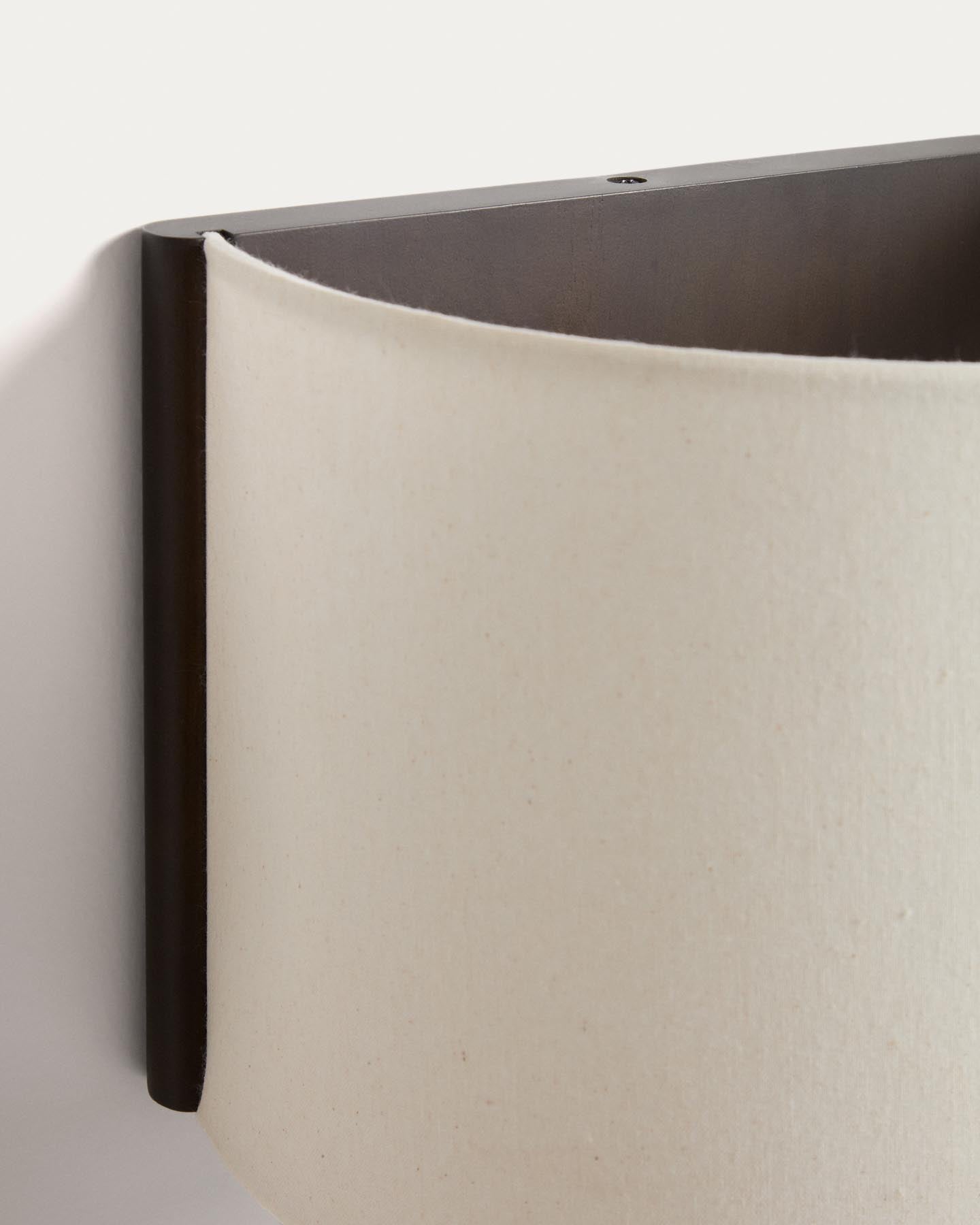 Wandleuchte Umbran aus dunkelbraunem Kautschukholz und Leinen in Beige in Beige präsentiert im Onlineshop von KAQTU Design AG. Wandleuchte ist von Kave Home