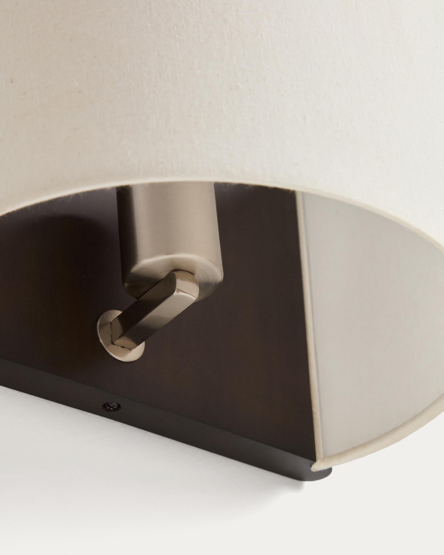 Wandleuchte Umbran aus dunkelbraunem Kautschukholz und Leinen in Beige in Beige präsentiert im Onlineshop von KAQTU Design AG. Wandleuchte ist von Kave Home