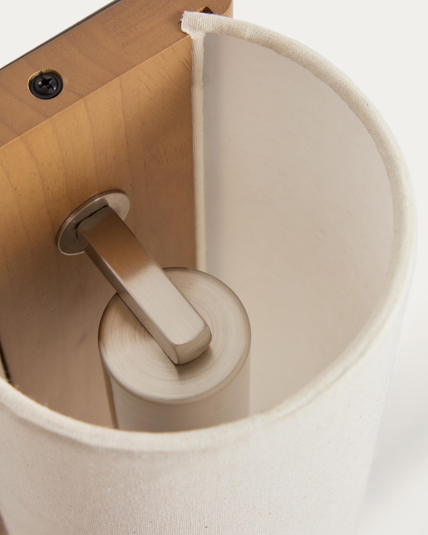 Wandleuchte Umbran aus hellbraunem Kautschukholz und Leinen in Beige in Beige präsentiert im Onlineshop von KAQTU Design AG. Wandleuchte ist von Kave Home