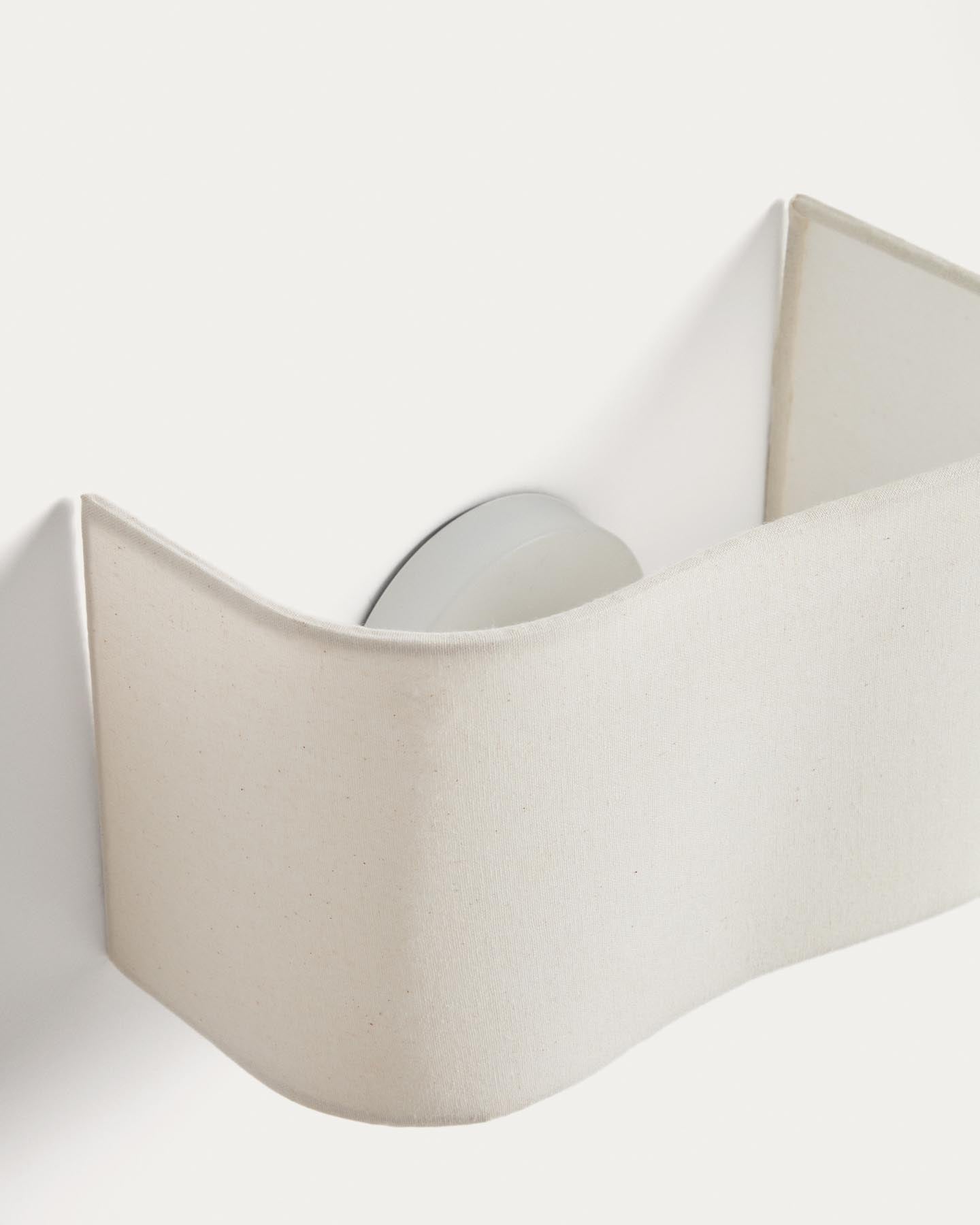 Wandleuchte Lumeni aus Kautschukholz und Leinen in Beige, 25 cm in Beige präsentiert im Onlineshop von KAQTU Design AG. Wandleuchte ist von Kave Home