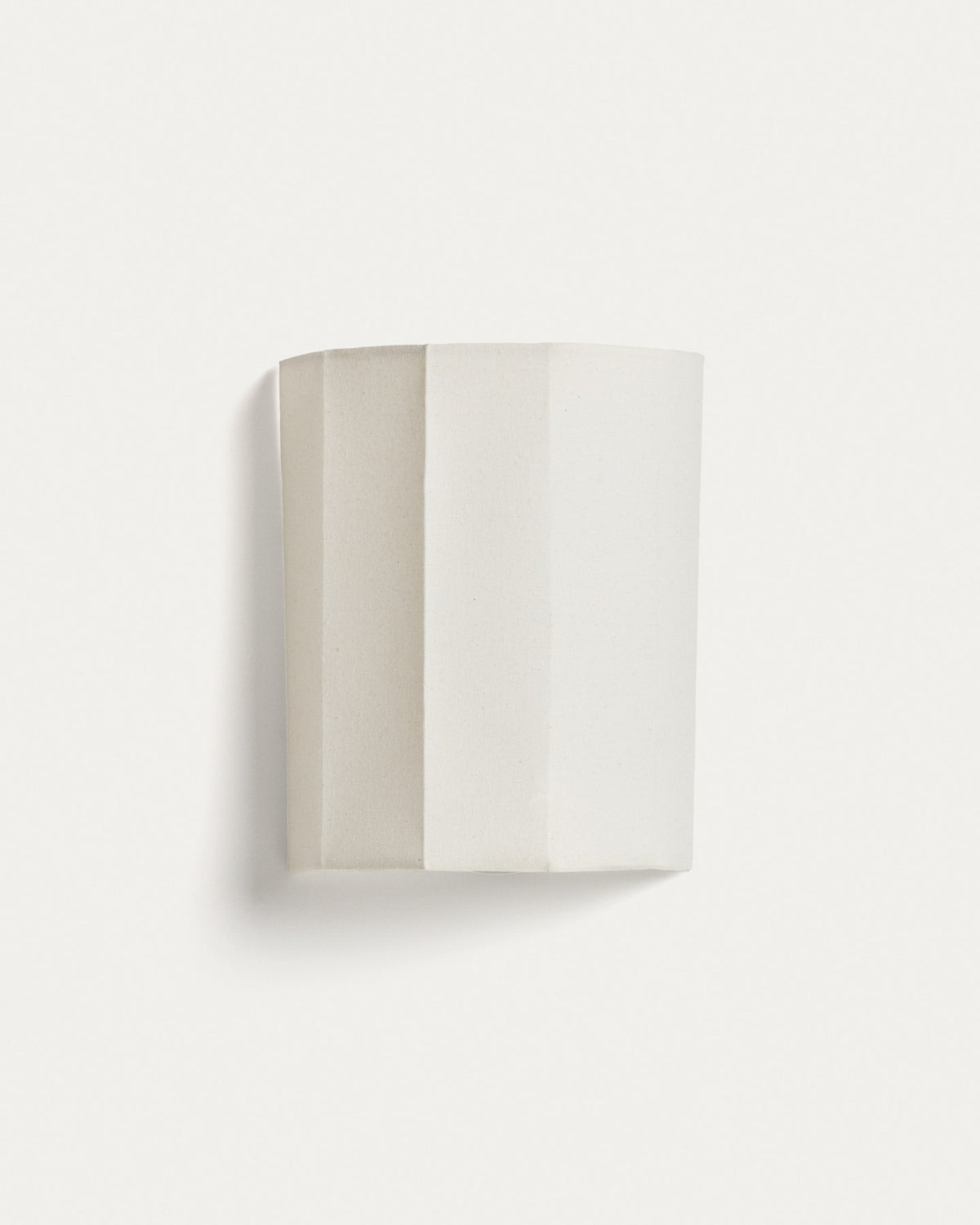 Wandleuchte Lumeni aus Kautschukholz und Leinen in Beige 20 cm in Beige präsentiert im Onlineshop von KAQTU Design AG. Wandleuchte ist von Kave Home