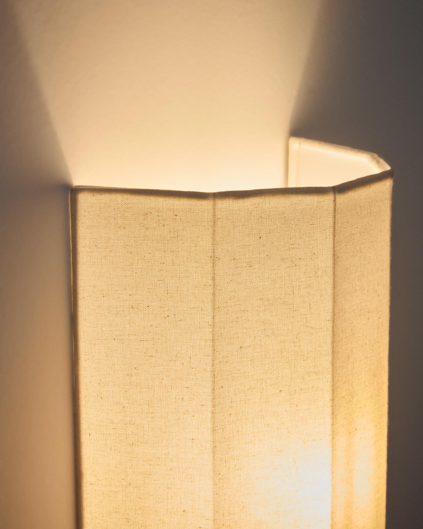 Wandleuchte Lumeni aus Kautschukholz und Leinen in Beige 20 cm in Beige präsentiert im Onlineshop von KAQTU Design AG. Wandleuchte ist von Kave Home