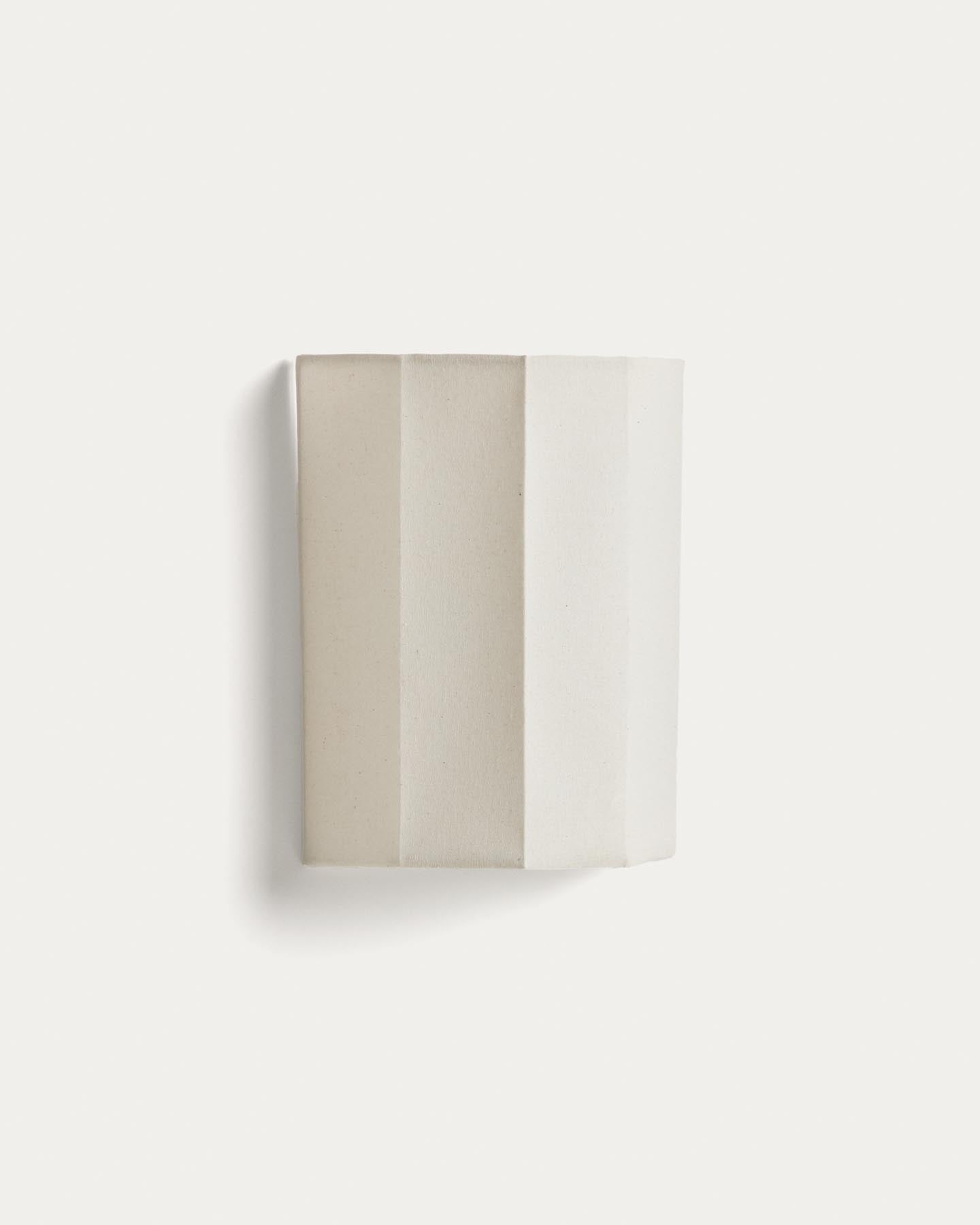 Wandleuchte Lumeni aus Kautschukholz und Leinen in Beige 20 cm in Beige präsentiert im Onlineshop von KAQTU Design AG. Wandleuchte ist von Kave Home
