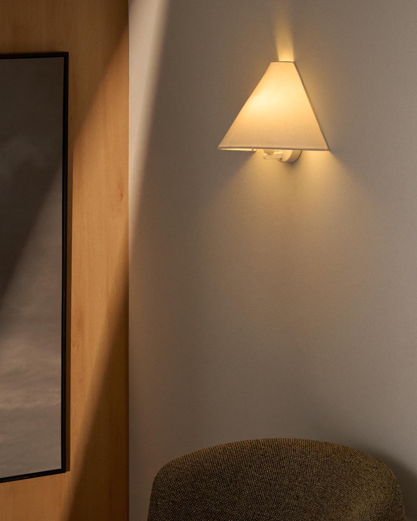 Wandleuchte Lumeni aus Kautschukholz und Leinen in Beige, 30 cm in Beige präsentiert im Onlineshop von KAQTU Design AG. Wandleuchte ist von Kave Home
