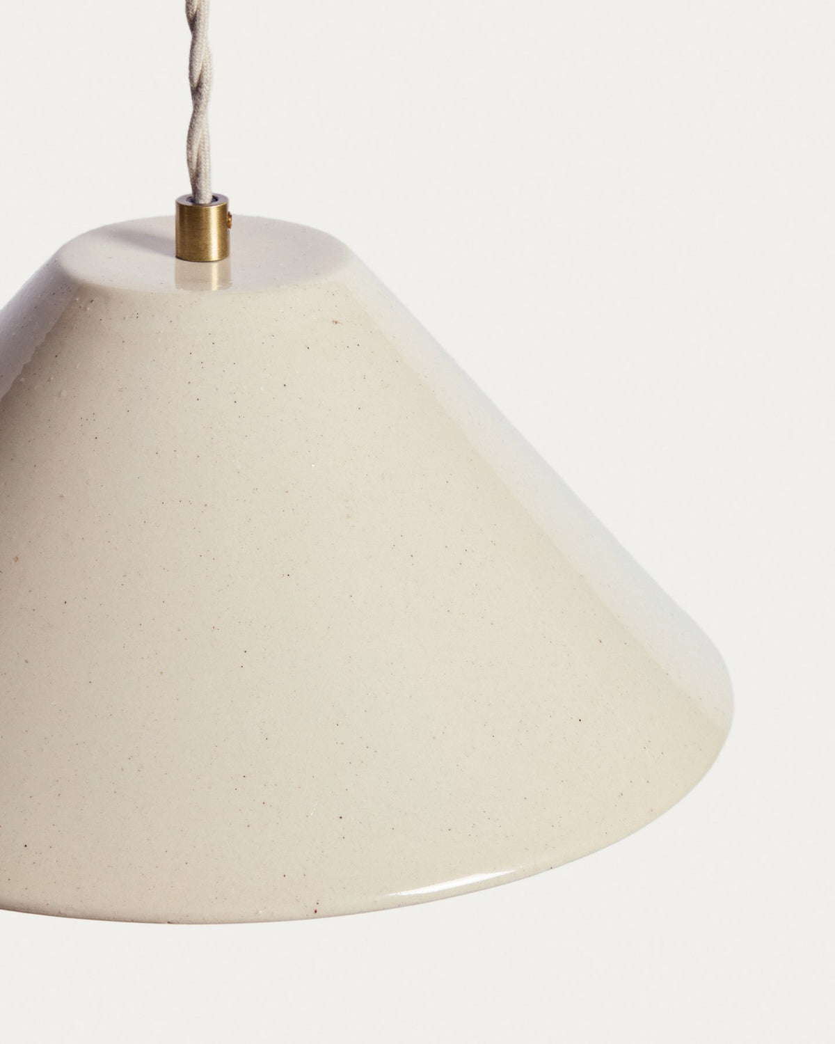 Deckenleuchte Ceren aus beiger Keramik mit kompakten Massen von 29 x 29 x 13 Zentimetern, Kave Home Kollektion.