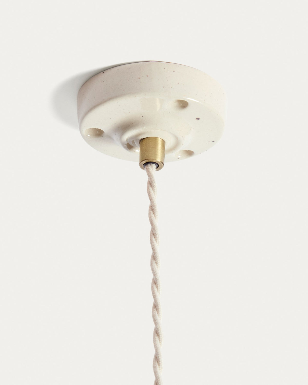 Deckenleuchte Ceren aus beiger Keramik mit kompakten Massen von 29 x 29 x 13 Zentimetern, Kave Home Kollektion.
