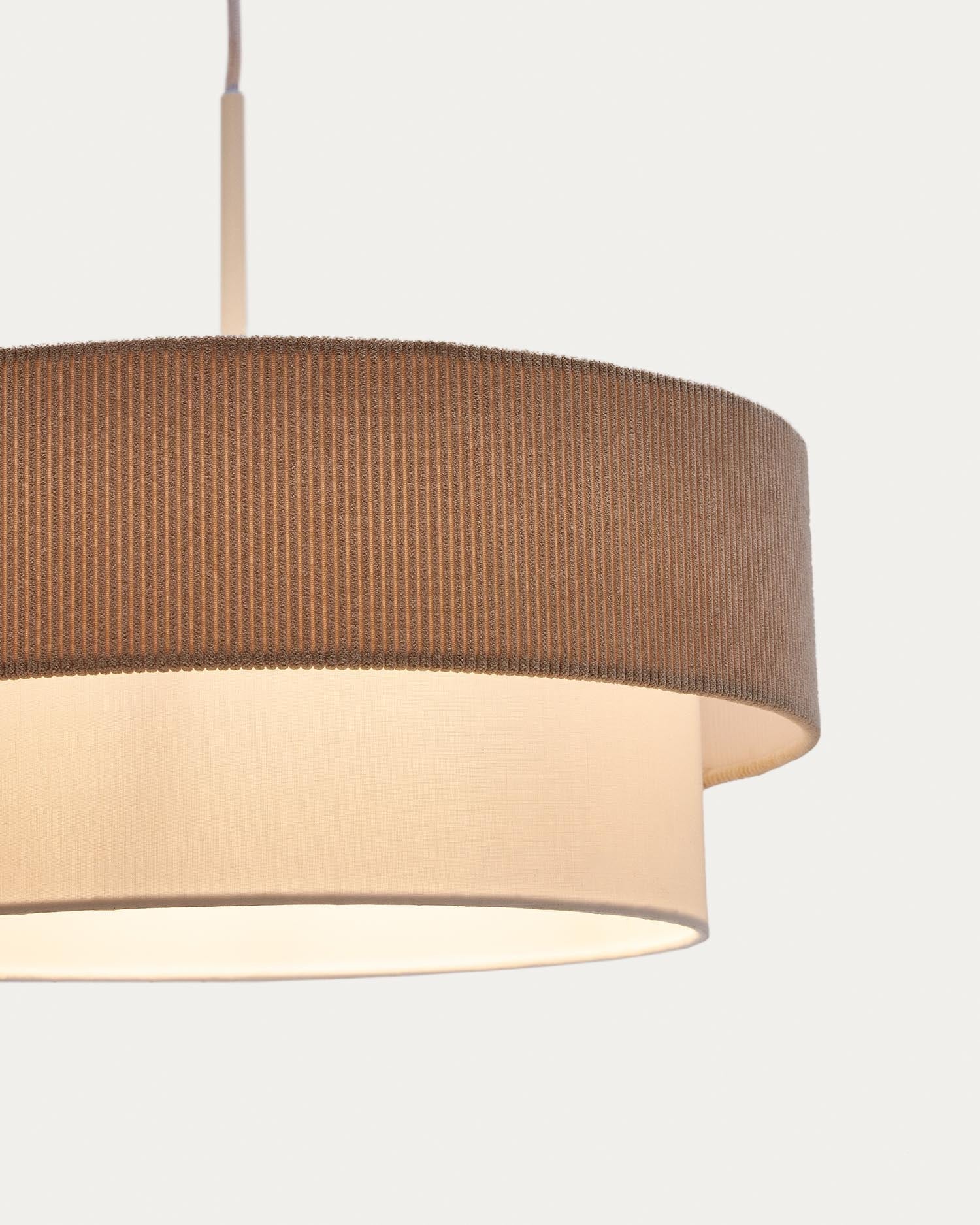 Die Bianella Deckenleuchte aus Baumwolle und beigem Cord (Ø 40 cm) von Kave Home vereint Stil und Funktionalität in einem Design.