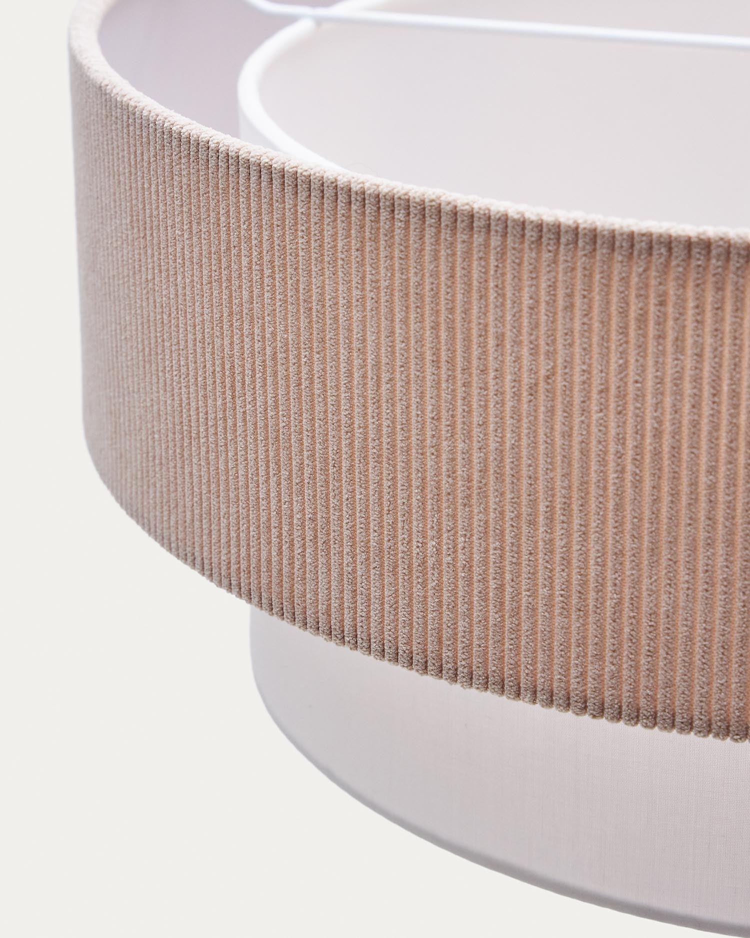 Die Bianella Deckenleuchte von Kave Home (Ø 40 cm) kombiniert beigen Cord und Baumwolle für ein stilvolles und funktionales Ambiente.