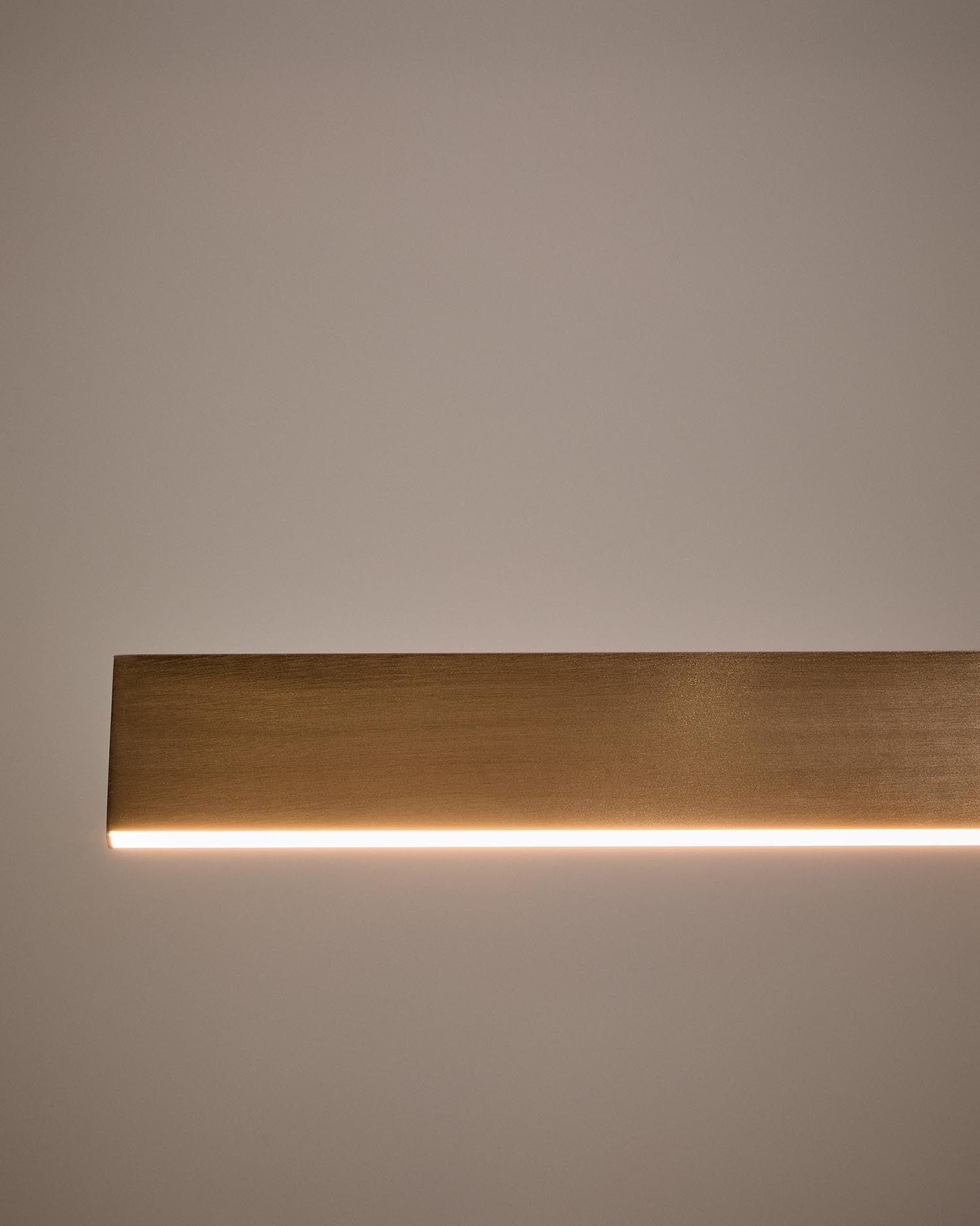 Entdecken Sie die elegante Pendelleuchte Boadella von Kave Home. Ihr modernes, gebürstetes Aluminium-Finish verleiht jedem Raum einen Hauch von Stil.