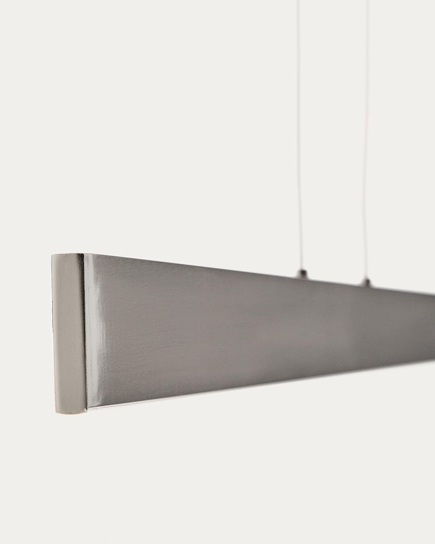 Die Pendelleuchte Boadella von Kave Home kombiniert minimalistisches Design mit hochwertigem, gebürstetem Aluminium. Ideal für moderne Wohnräume.