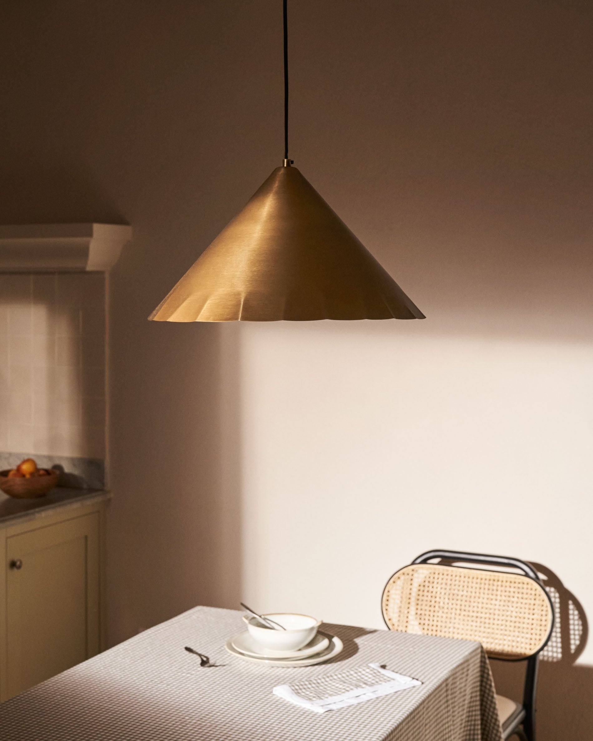 Die Parlava Pendelleuchte aus Messing mit einem Durchmesser von 46 cm von Kave Home vereint Eleganz und modernes Design.