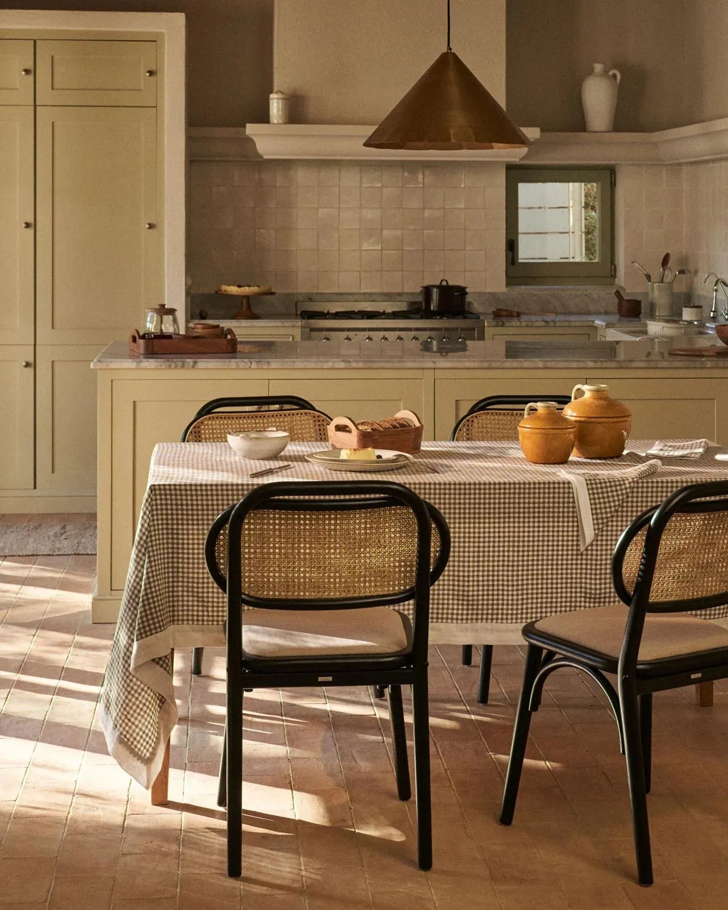 Die Parlava Pendelleuchte von Kave Home, Ø 46 cm, aus Messing, bietet stilvolle Beleuchtung mit modernem und elegantem Design.