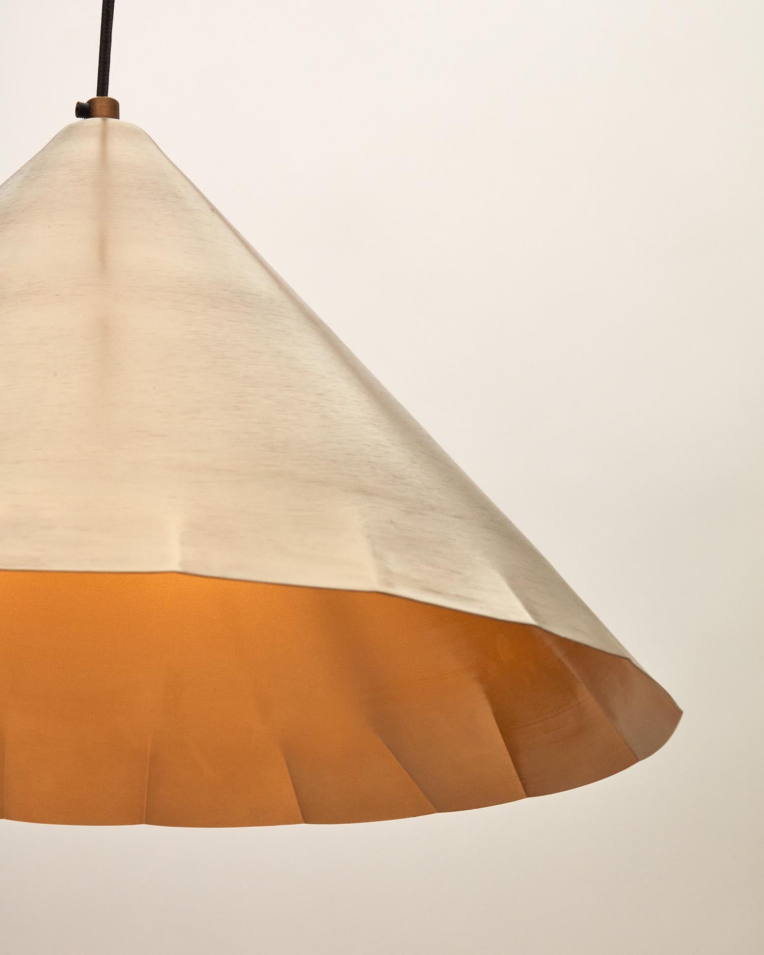 Die Parlava Pendelleuchte Ø 46 cm aus Messing von Kave Home vereint modernes Design mit eleganter Beleuchtung für jeden Raum.