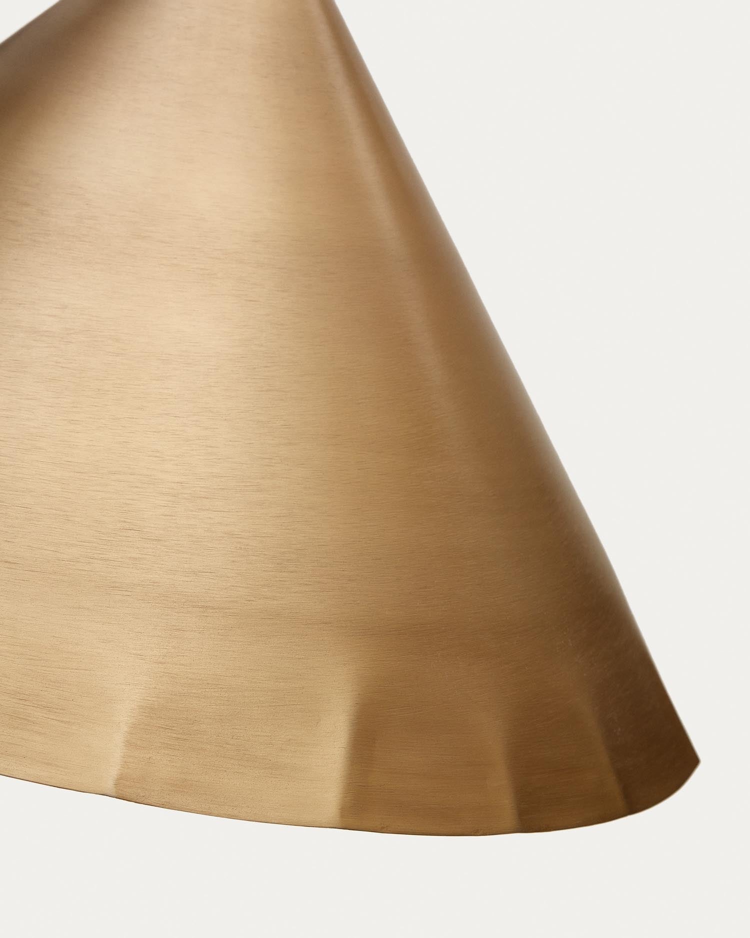 Die Parlava Pendelleuchte von Kave Home, Ø 46 cm, aus Messing, bietet stilvolle Beleuchtung und modernes Design für Ihr Zuhause.