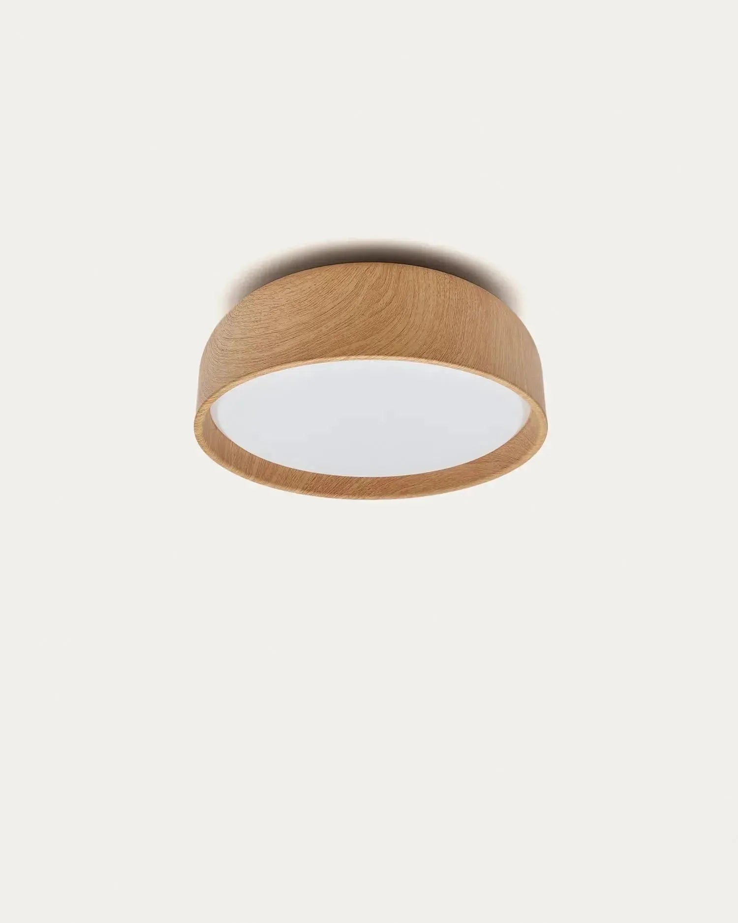 Die Xaviera Deckenleuchte von Kave Home vereint modernes Design mit Eichenholzoptik, ideal für stilvolle, spritzwassergeschützte Räume.