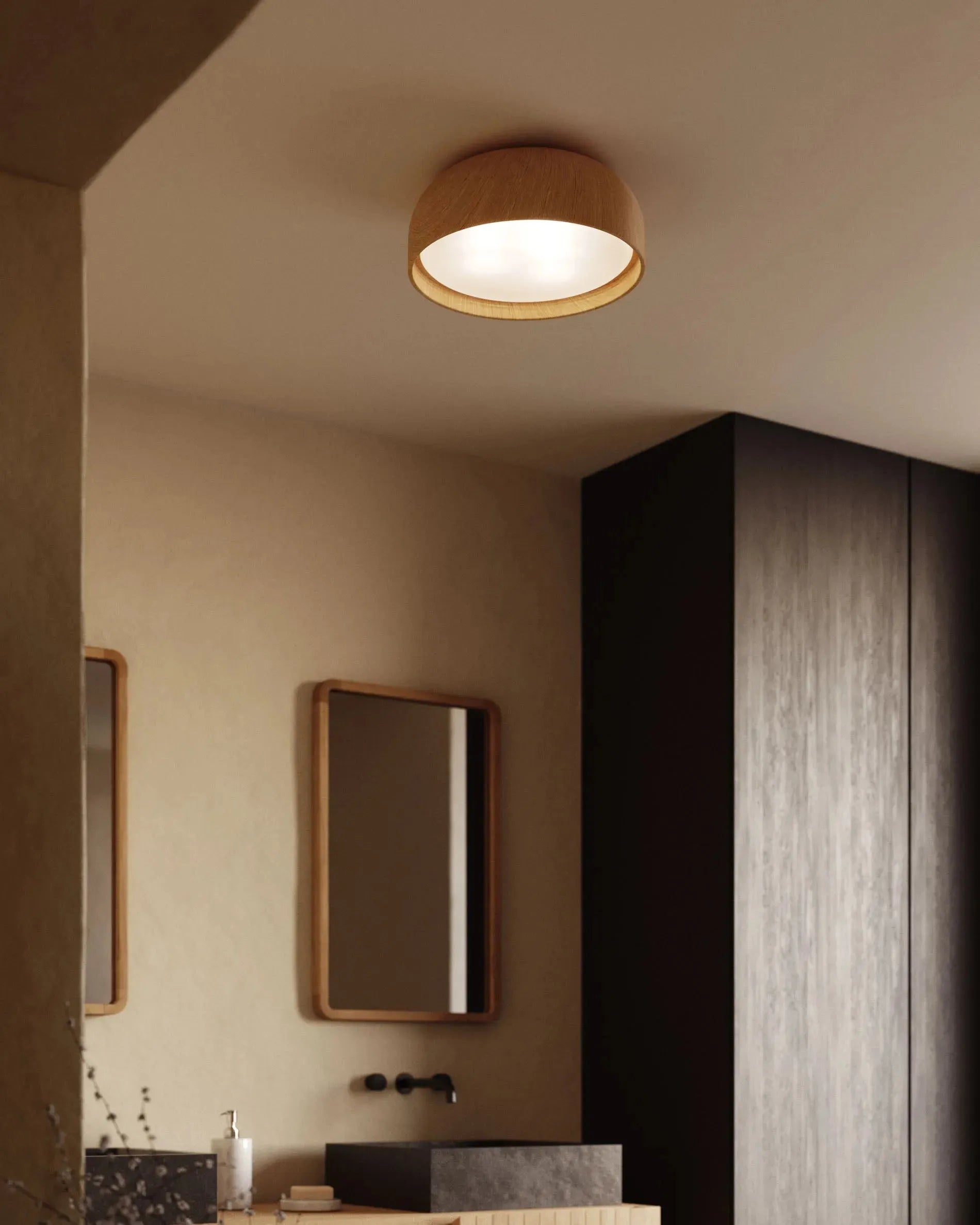 Die Xaviera Deckenleuchte vereint Eichenholzoptik mit modernem Design, ideal für stilvolle und funktionale Raumbeleuchtung.