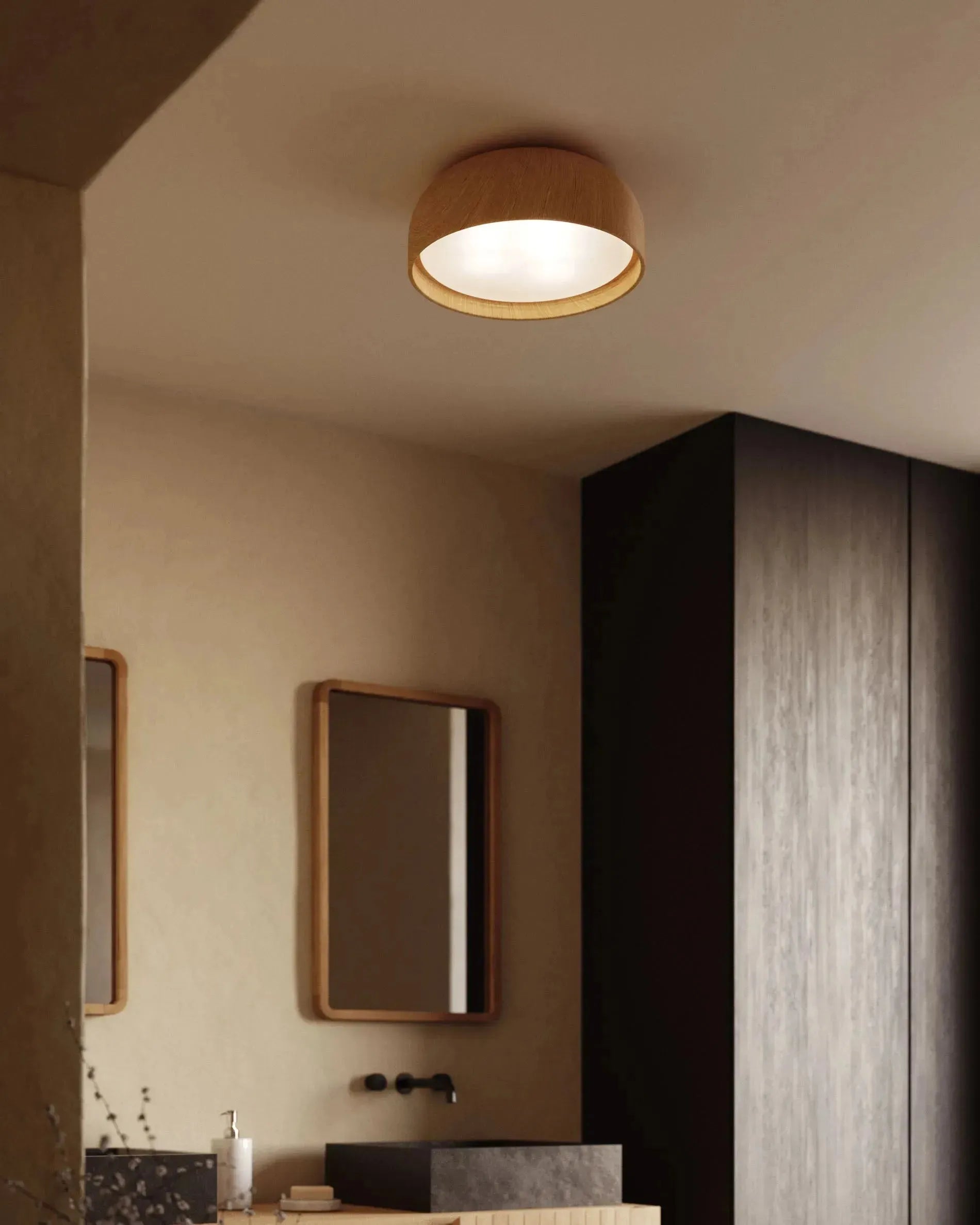 Die Xaviera Deckenleuchte vereint Eichenholzoptik mit modernem Design, ideal für stilvolle und funktionale Raumbeleuchtung.