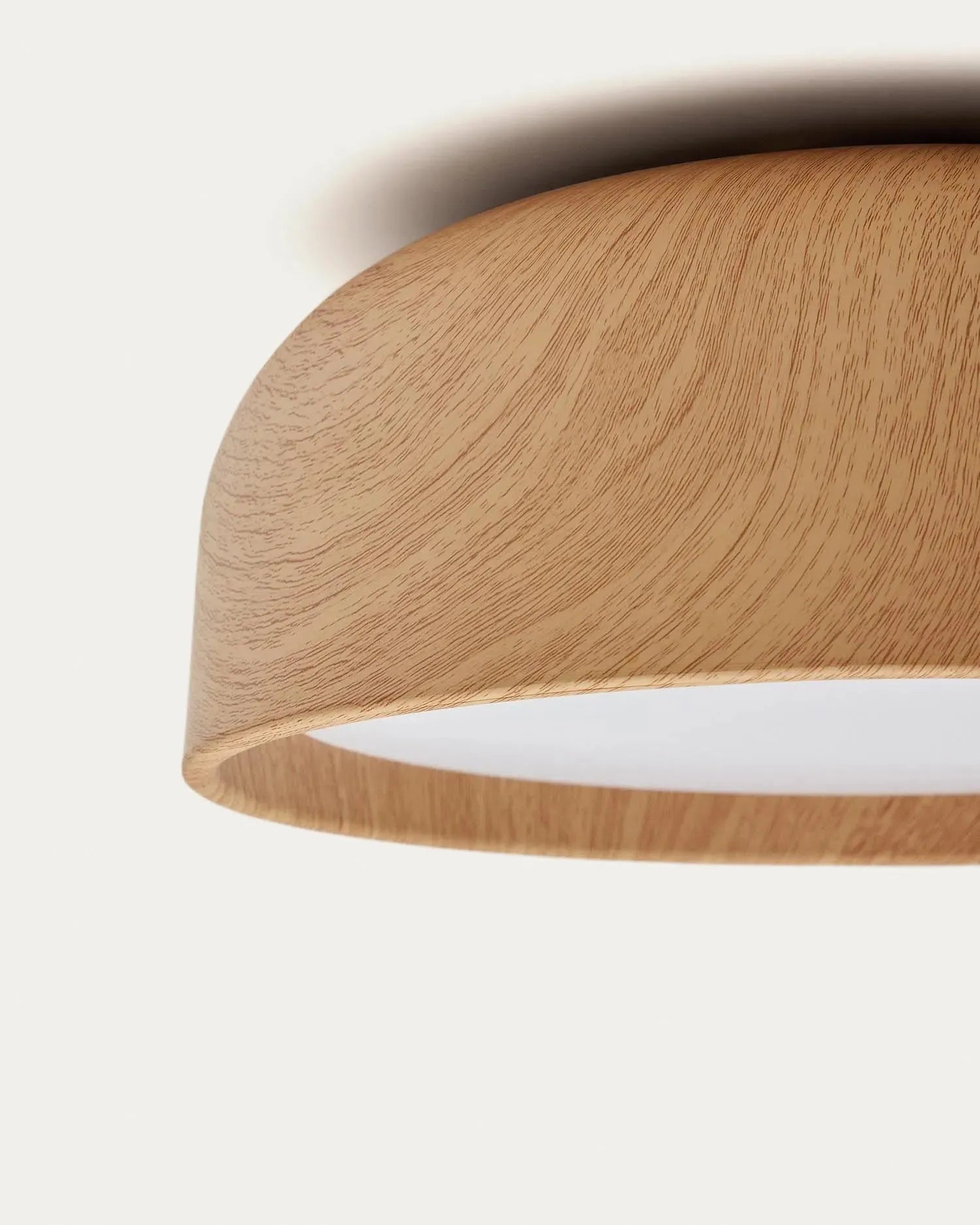 Die Xaviera Deckenleuchte von Kave Home kombiniert stilvolle Eichenholzoptik mit modernem Design für ein warmes Ambiente.