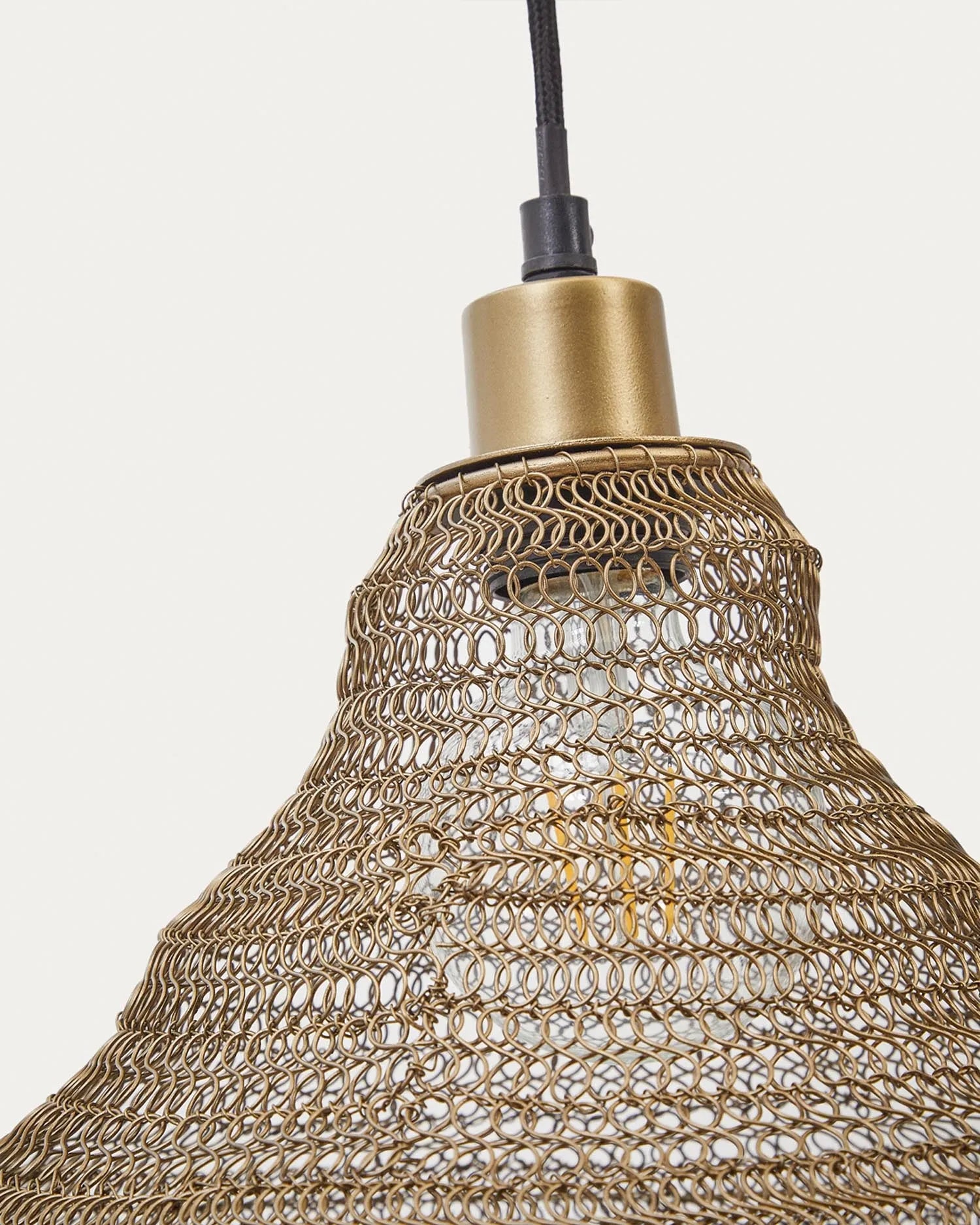 Die Sarraco Deckenlampe vereint goldfarbenes Metall und Massivholz zu einem eleganten, modernen Designhighlight.