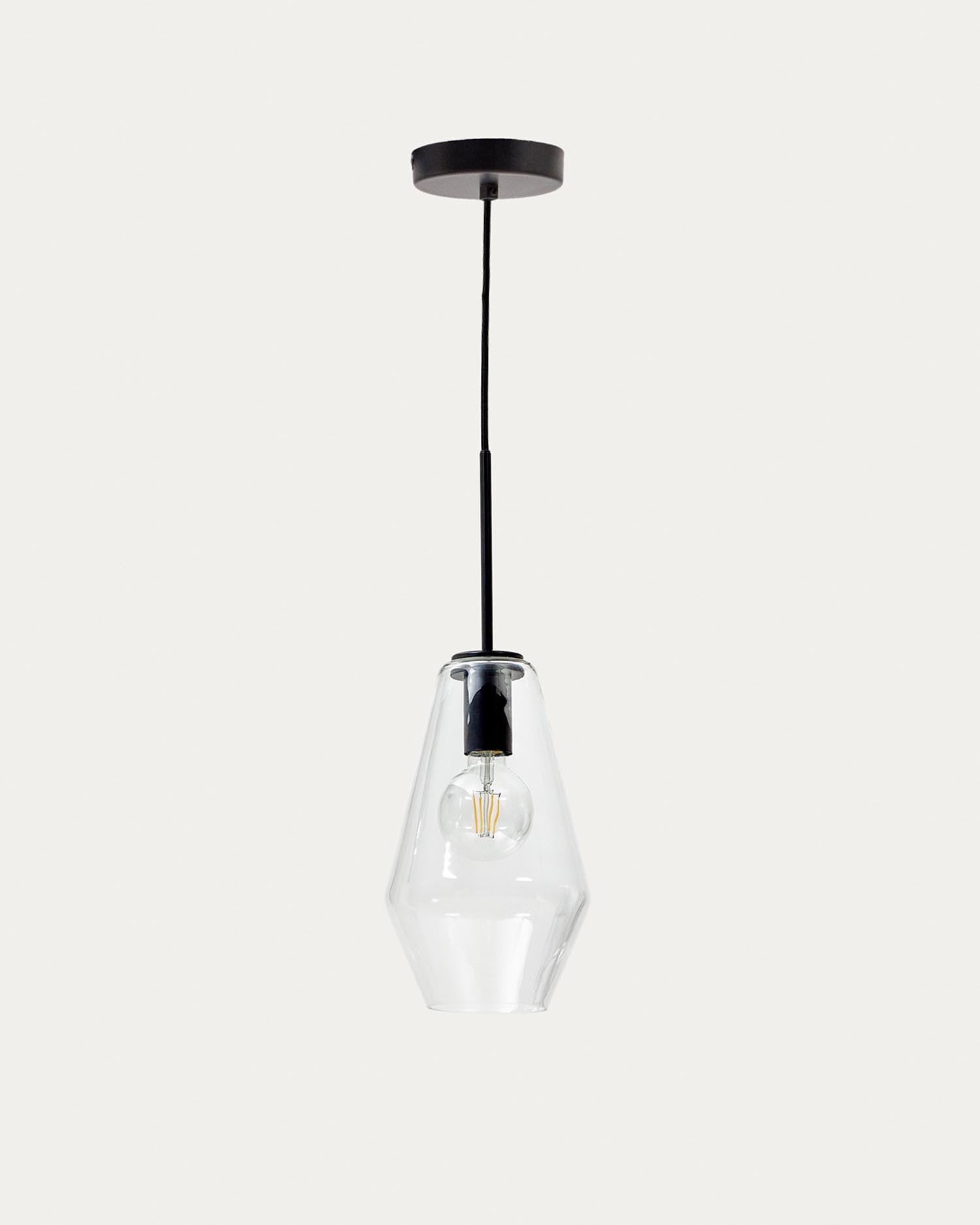 Die Mao Deckenleuchte von Kave Home aus Glas (Ø 17 cm) kombiniert modernes Design mit Funktionalität für stilvolle Beleuchtung.