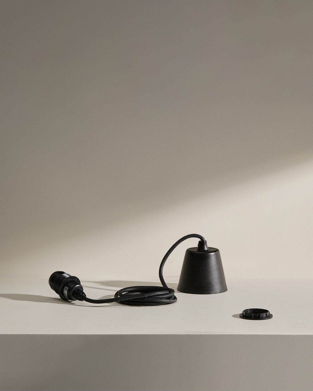 Albir Halterung für Deckenlampe für Outdoor schwarz in  präsentiert im Onlineshop von KAQTU Design AG. Pendelleuchte ist von Kave Home